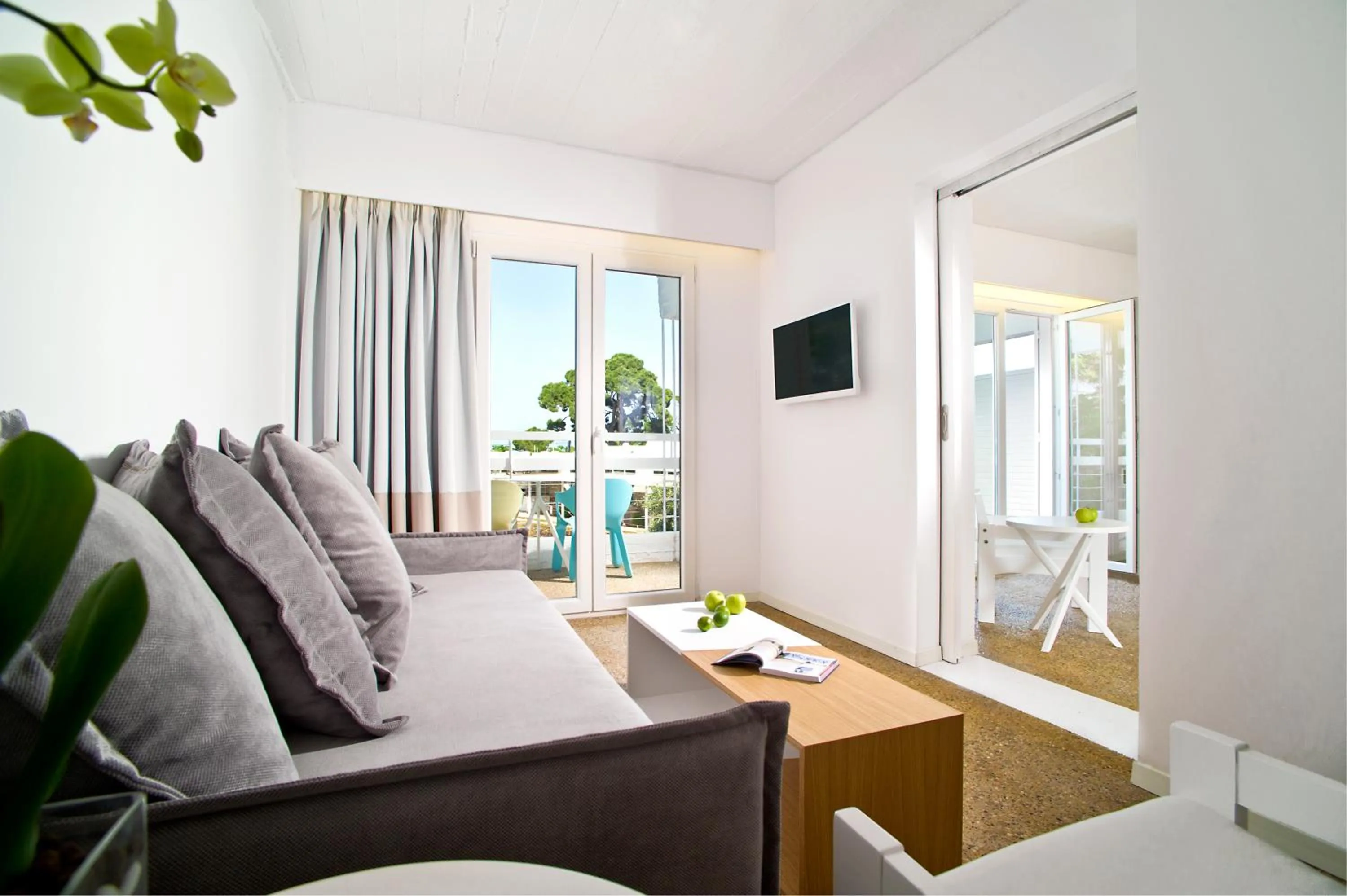 Living room in Marathon Beach Resort