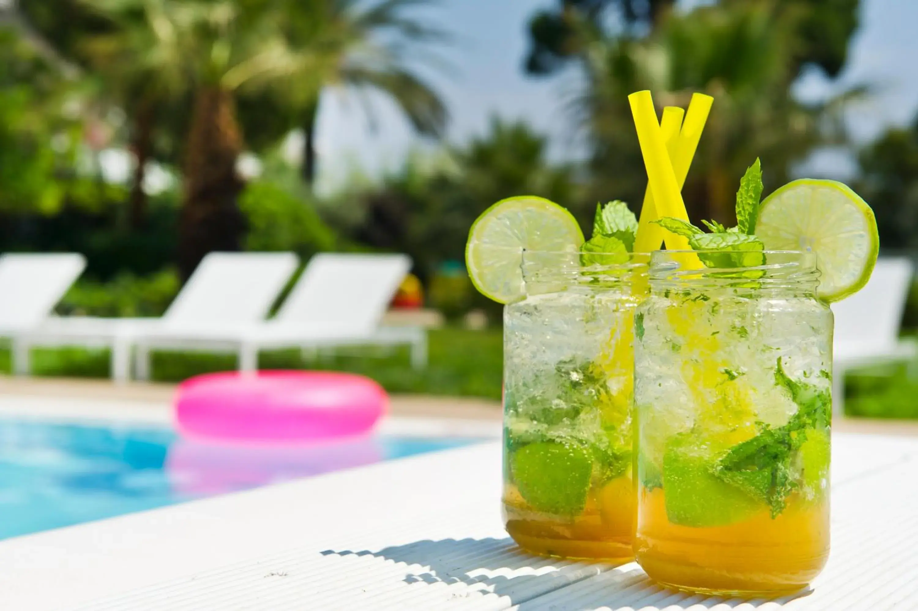 Swimming pool in Marathon Beach Resort Swimming pool in Marathon Beach Resort