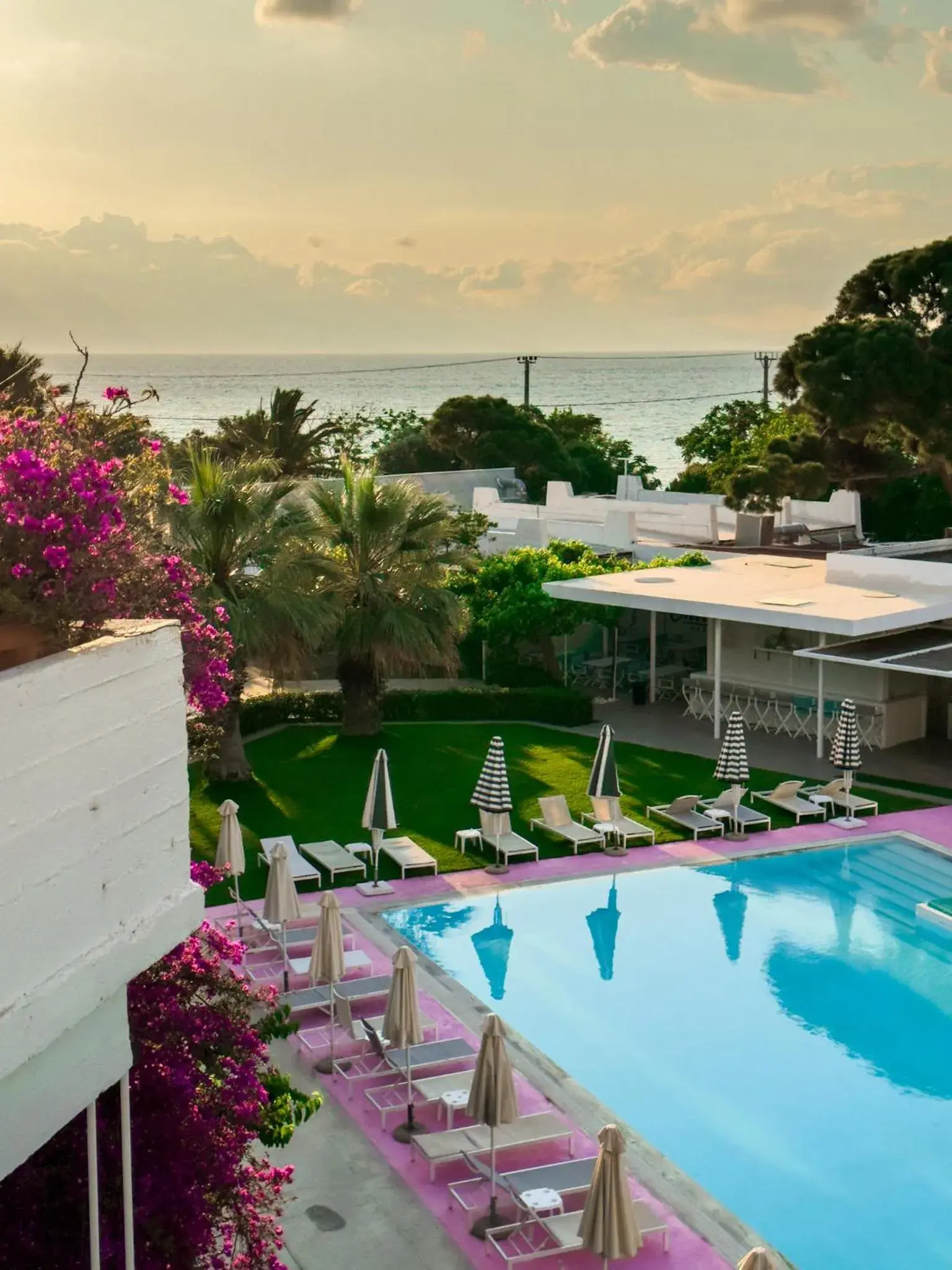 Pool view in Marathon Beach Resort Pool view in Marathon Beach Resort