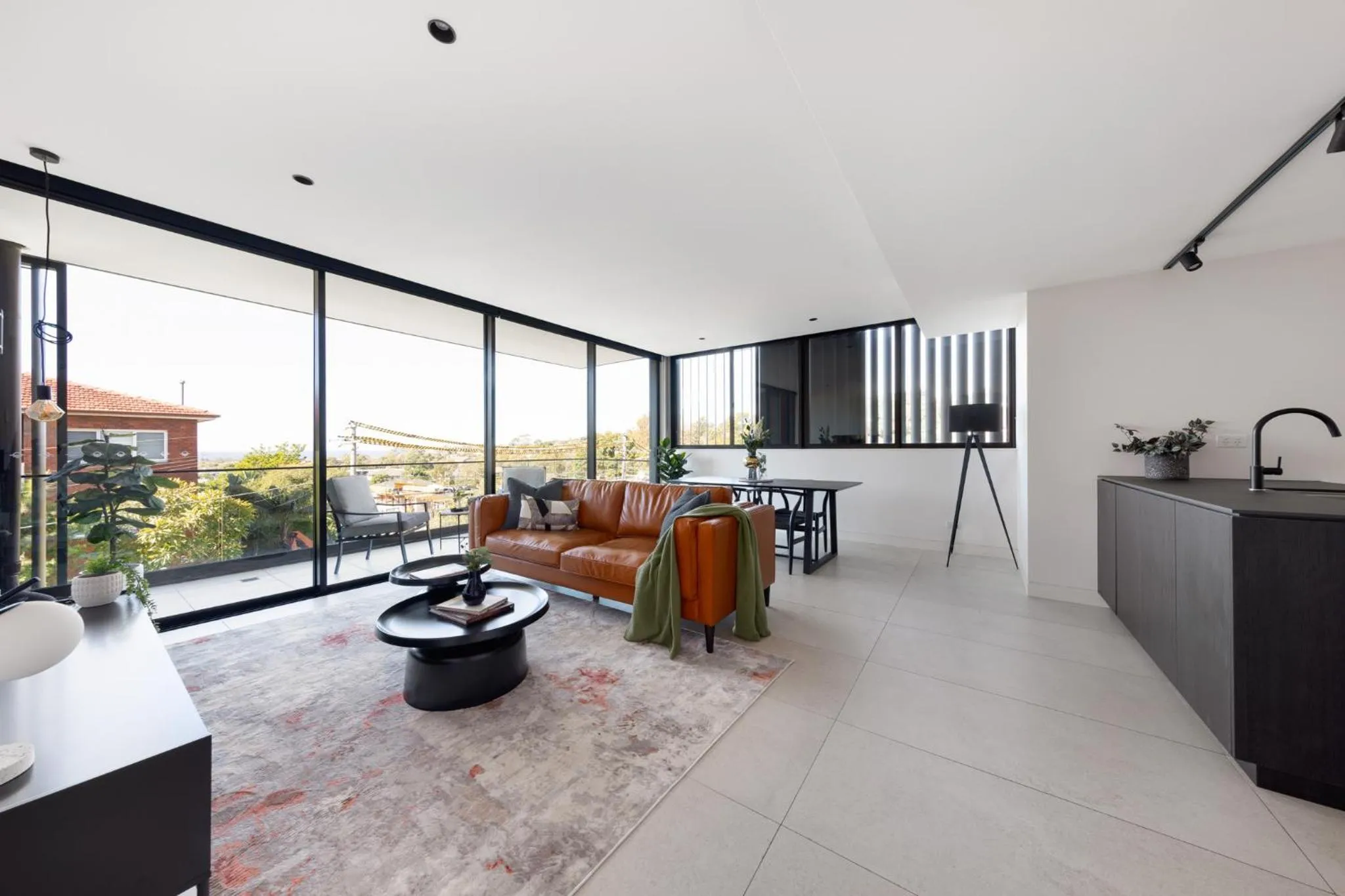 Living room in The Horizon Apartments by Urban Rest