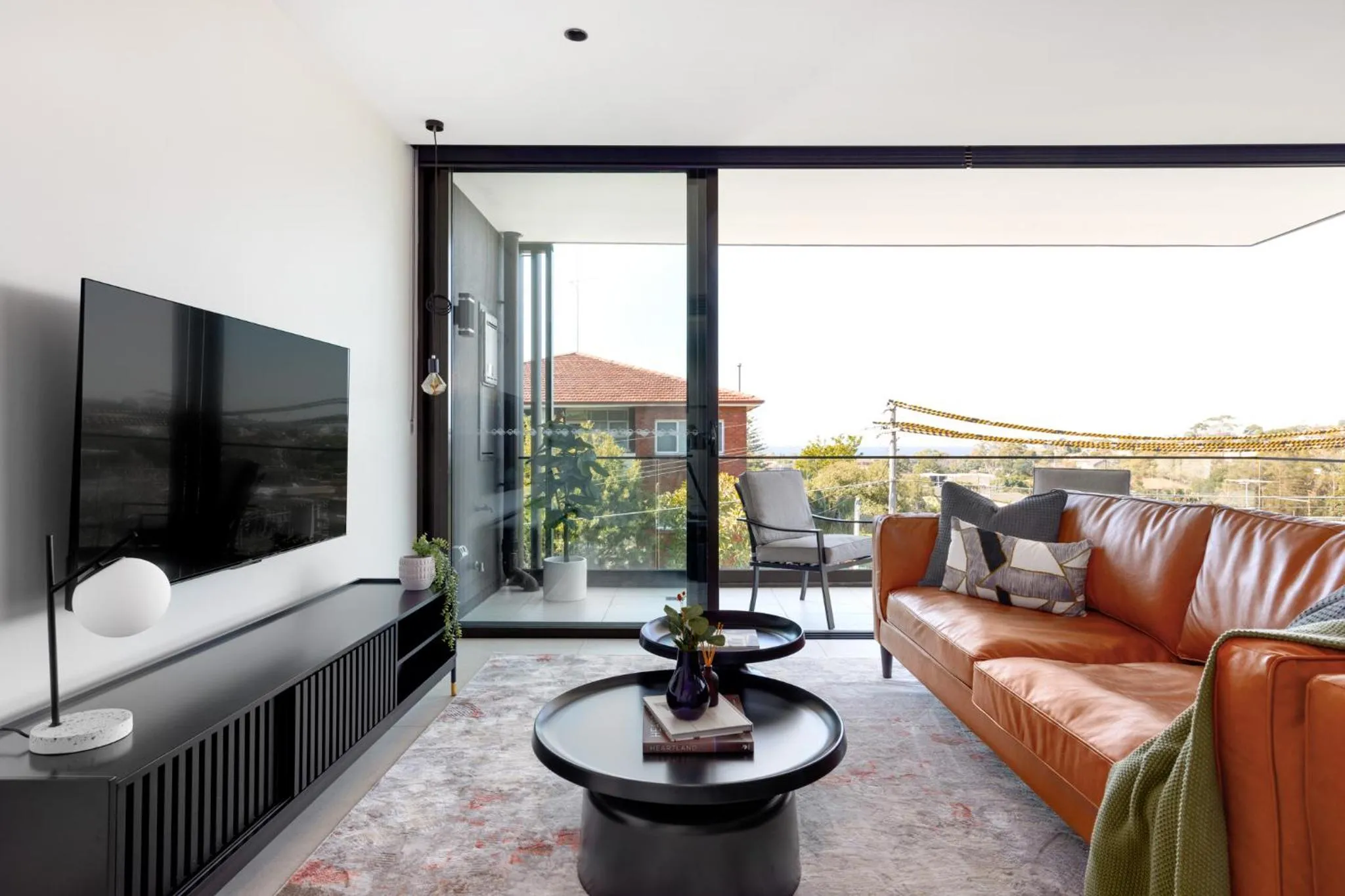 Living room in The Horizon Apartments by Urban Rest