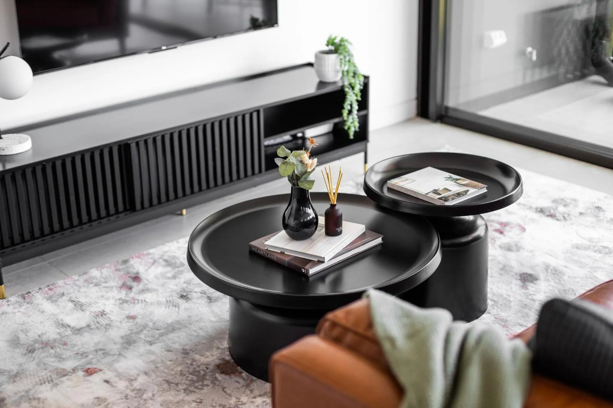 Living room in The Horizon Apartments by Urban Rest