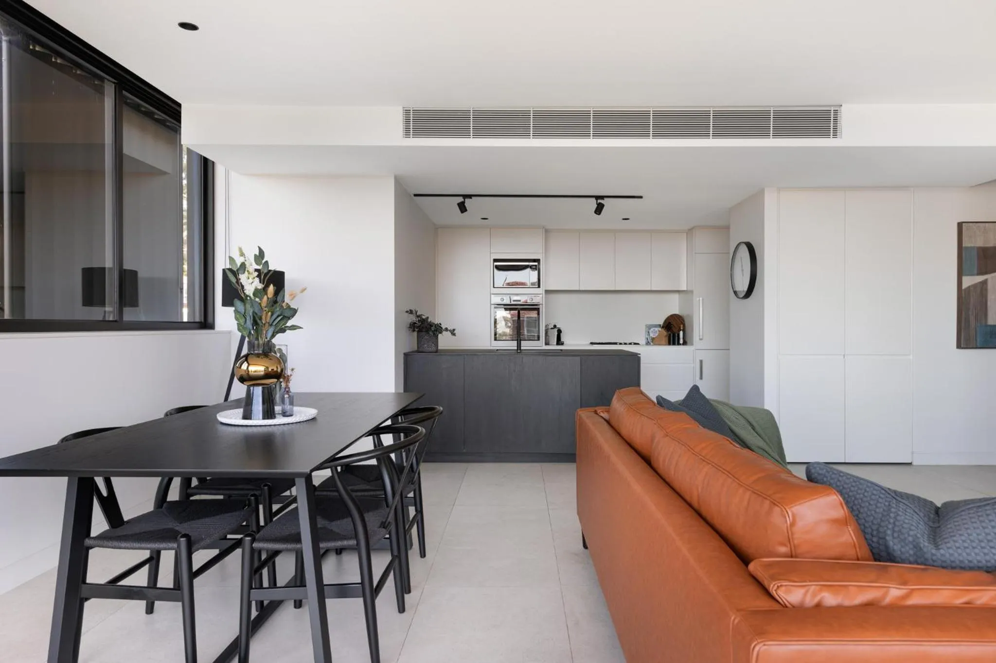 Dining area in The Horizon Apartments by Urban Rest