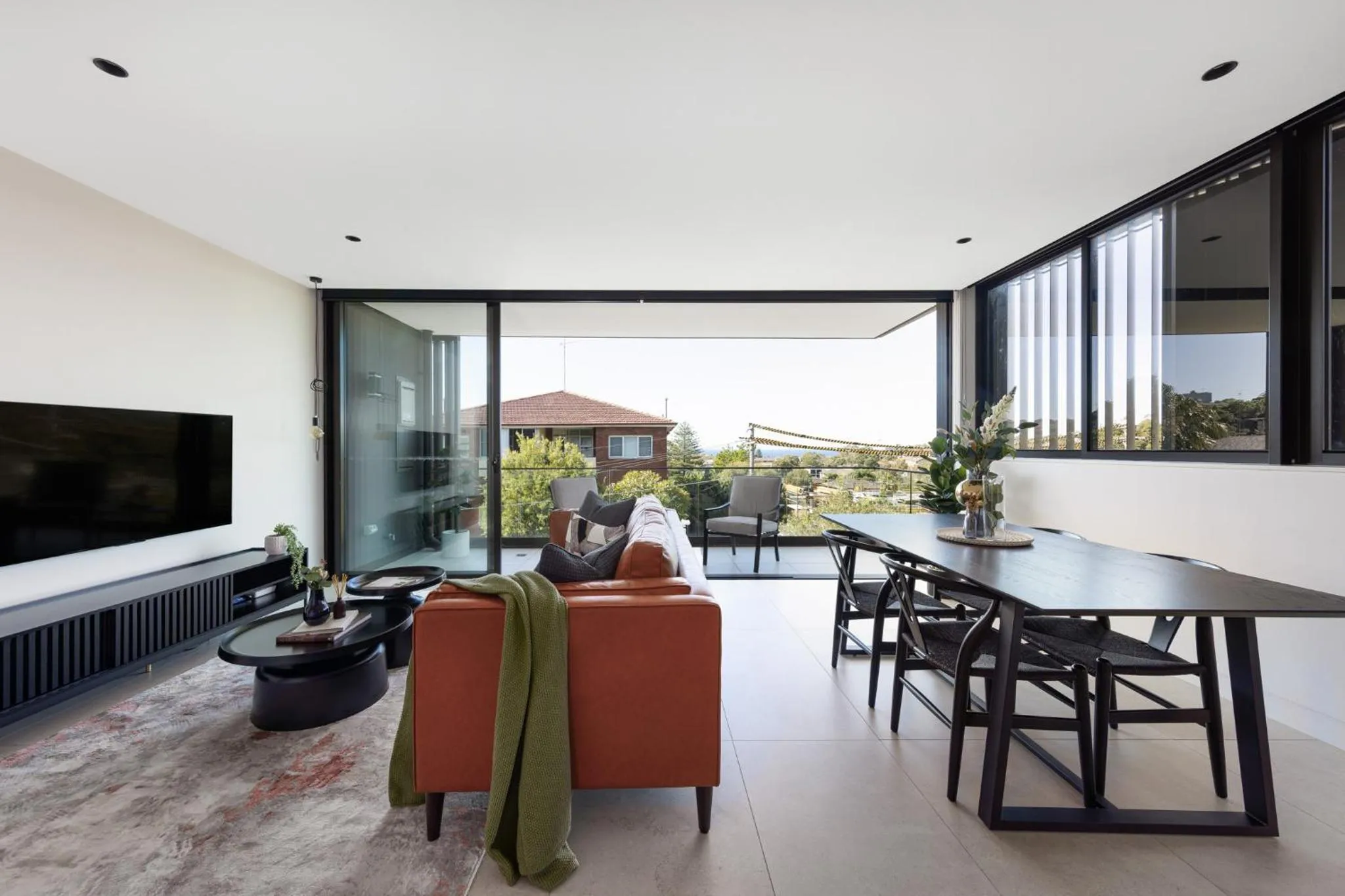 Living room in The Horizon Apartments by Urban Rest