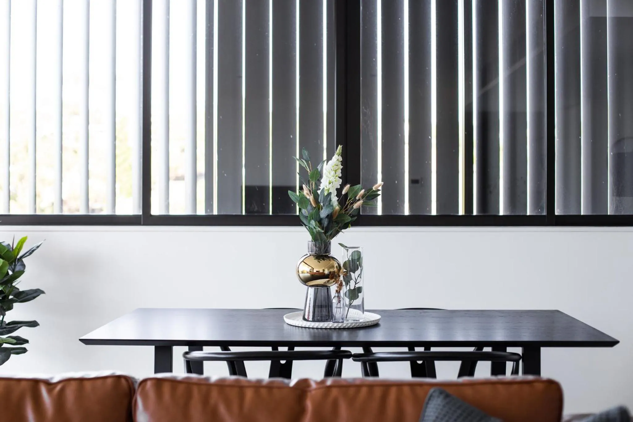 Dining area in The Horizon Apartments by Urban Rest