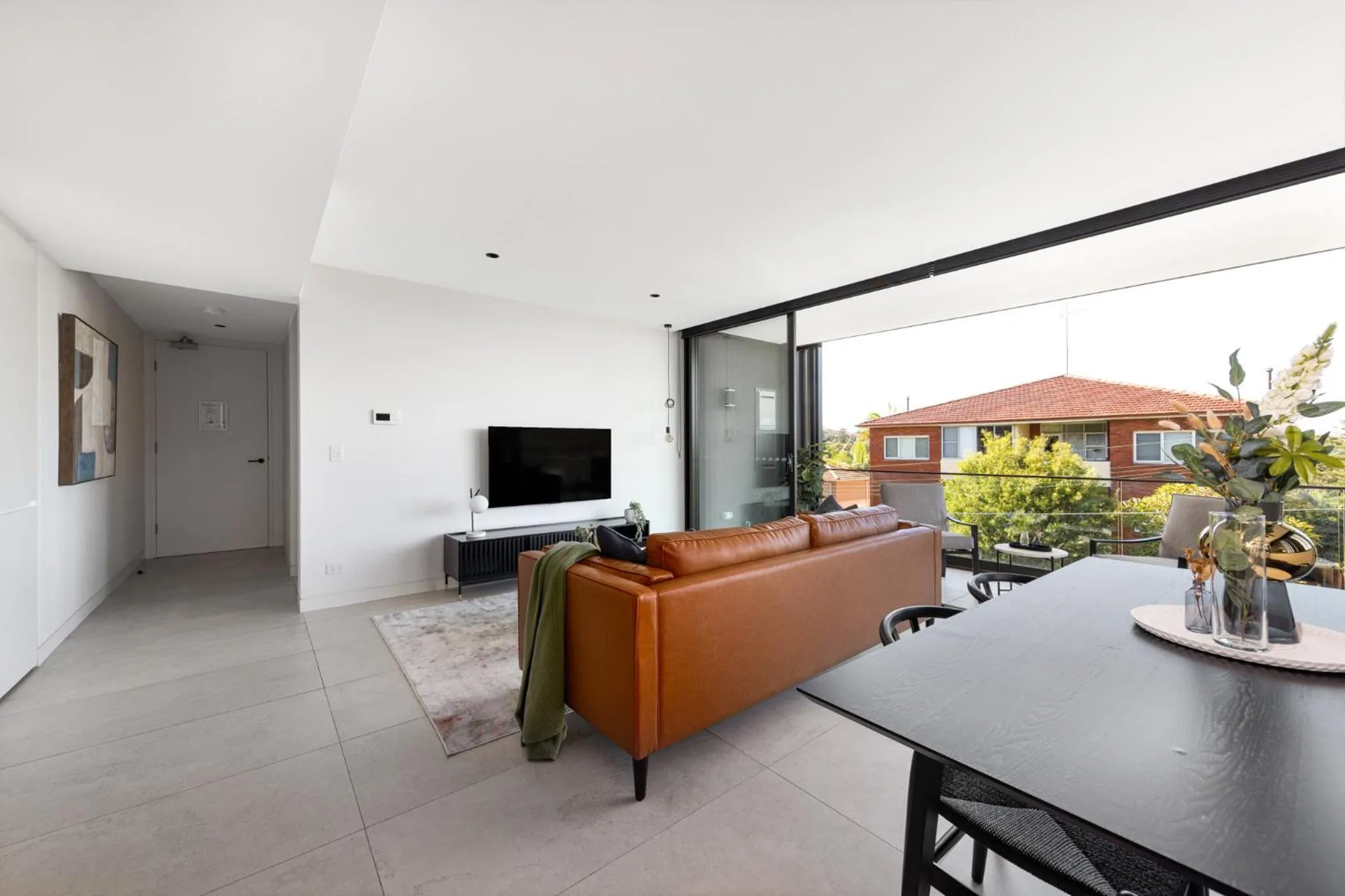 Living room in The Horizon Apartments by Urban Rest