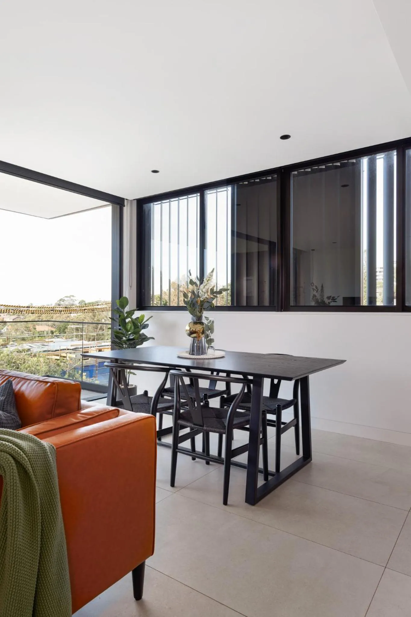 Dining area in The Horizon Apartments by Urban Rest