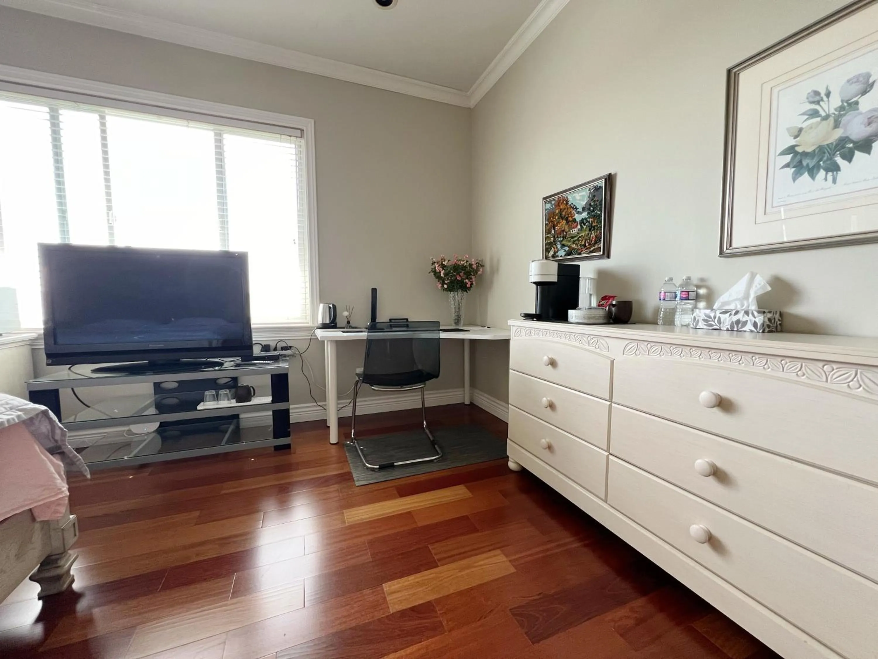 A cozy independent entrance bedroom with a private washroom close to YVR Richmond