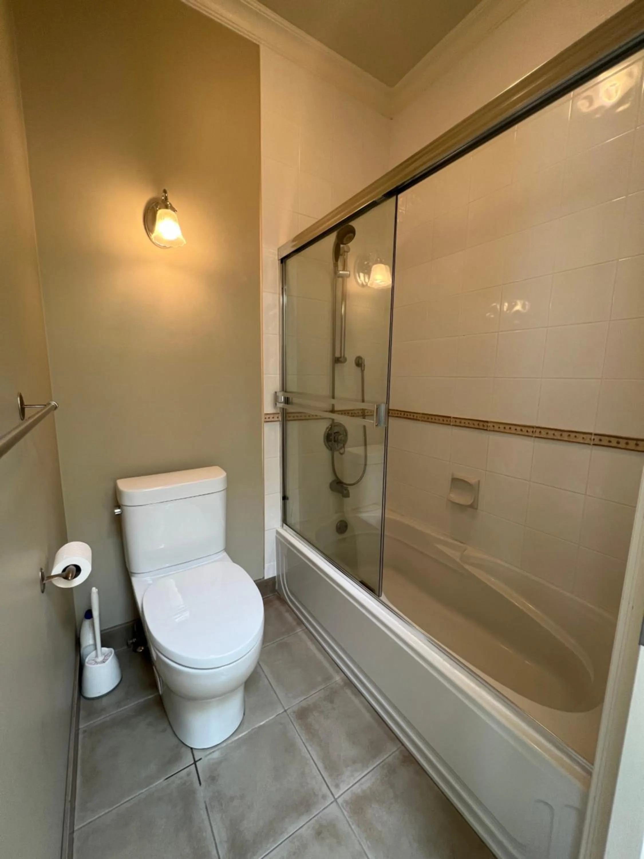 A cozy independent entrance bedroom with a private washroom close to YVR Richmond