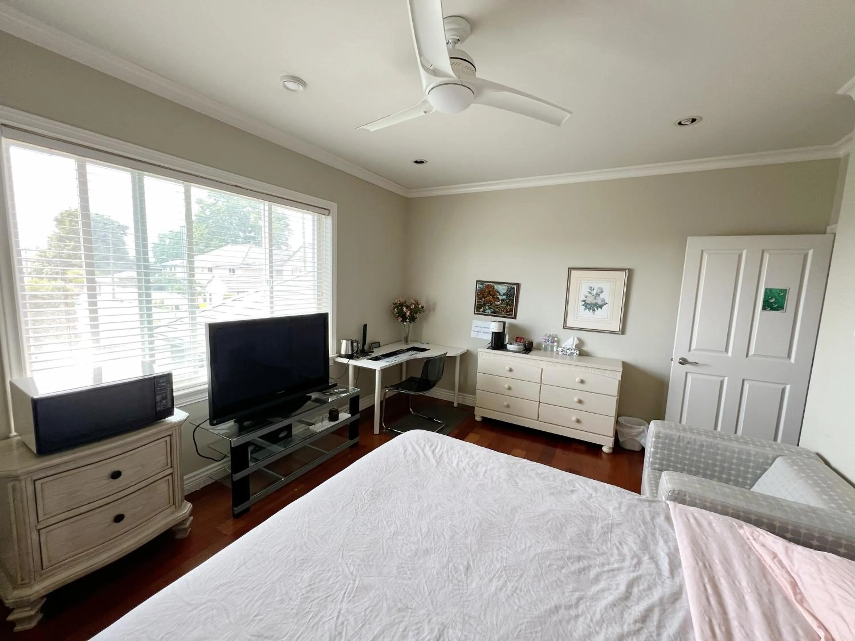 Bed in A cozy independent entrance bedroom with a private washroom close to YVR Richmond