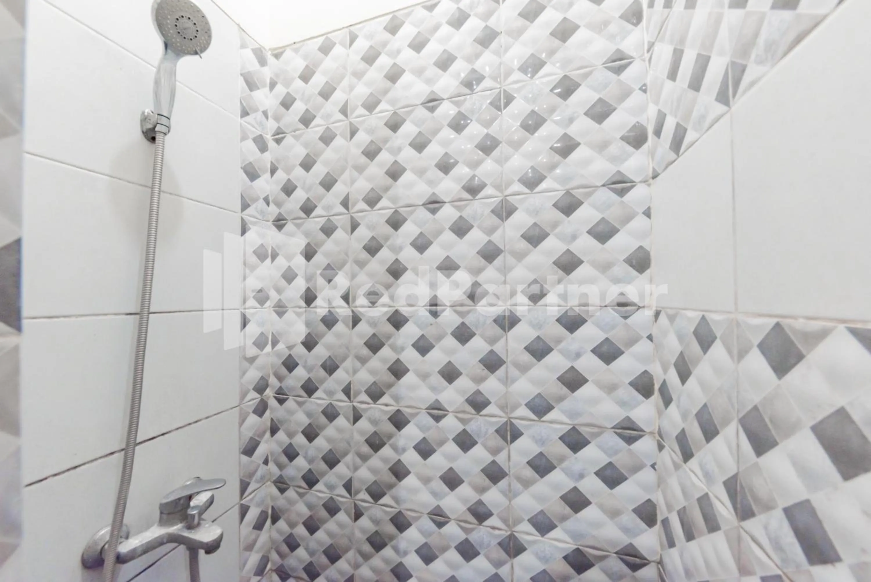 Shower in Maleo Residence Bandung Mitra RedDoorz