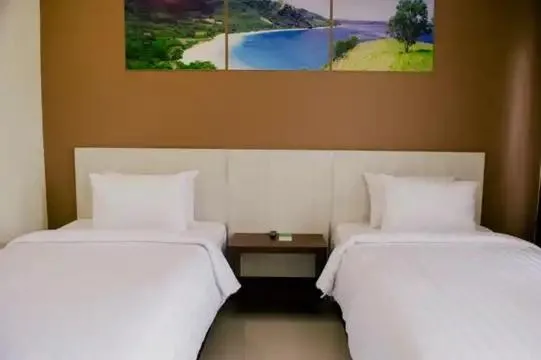 Bed in Hotel Simfony Alor