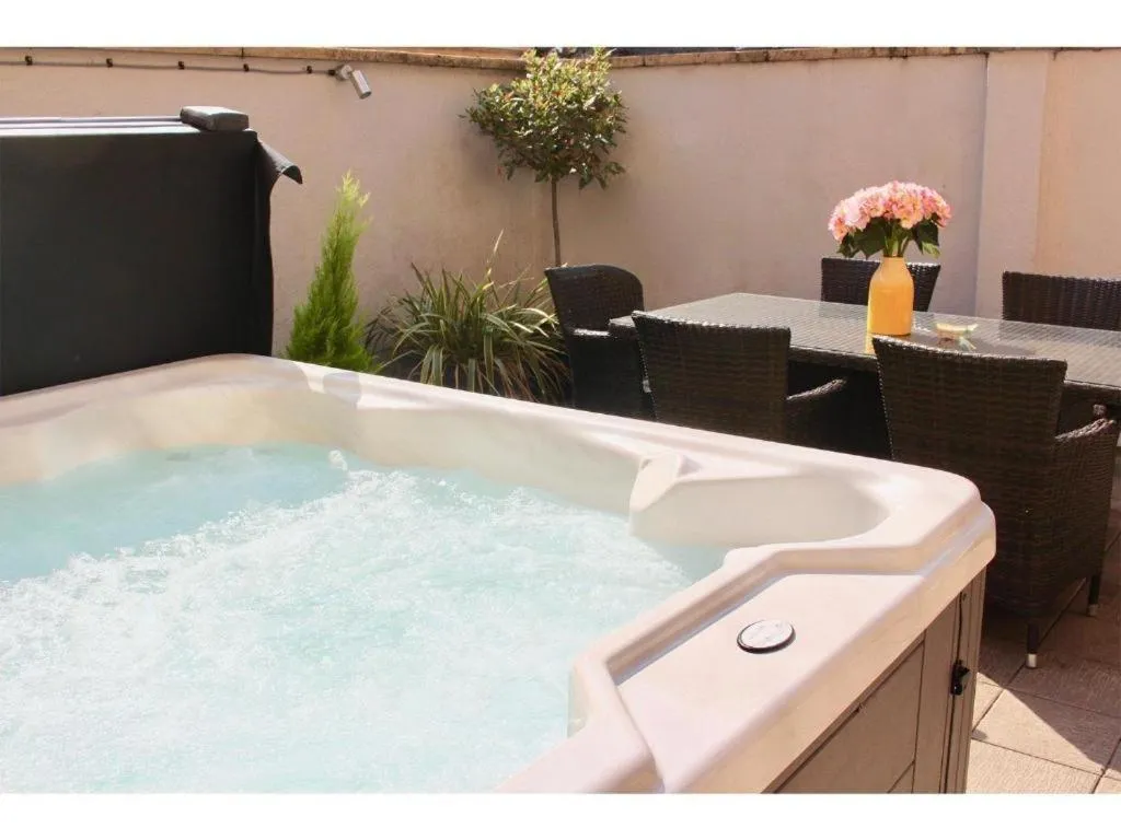 Hot Tub in Harington's Apartments - Trim Street, Hot tub