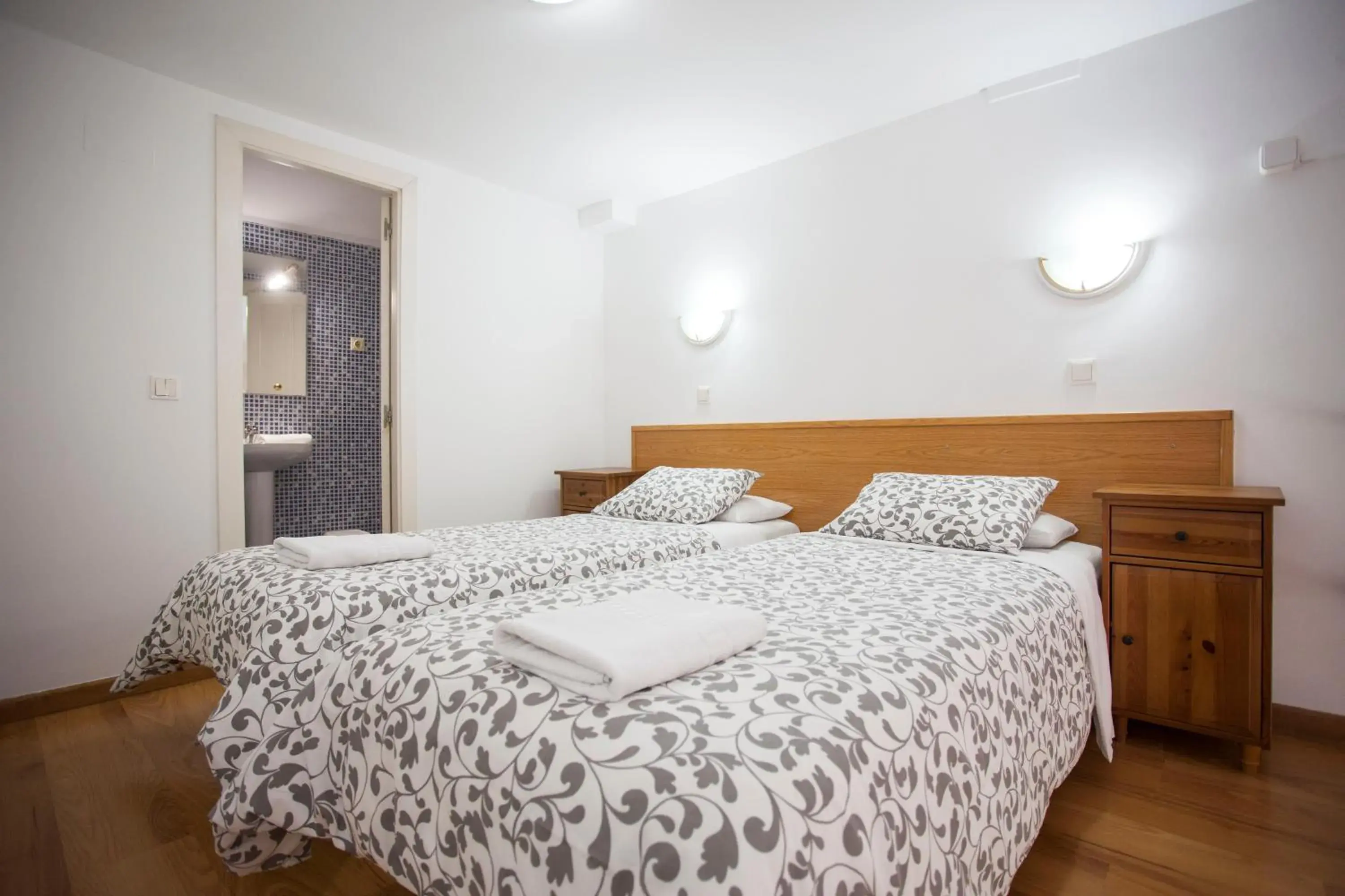 Bathroom, Bed in Fuencarral Apartments