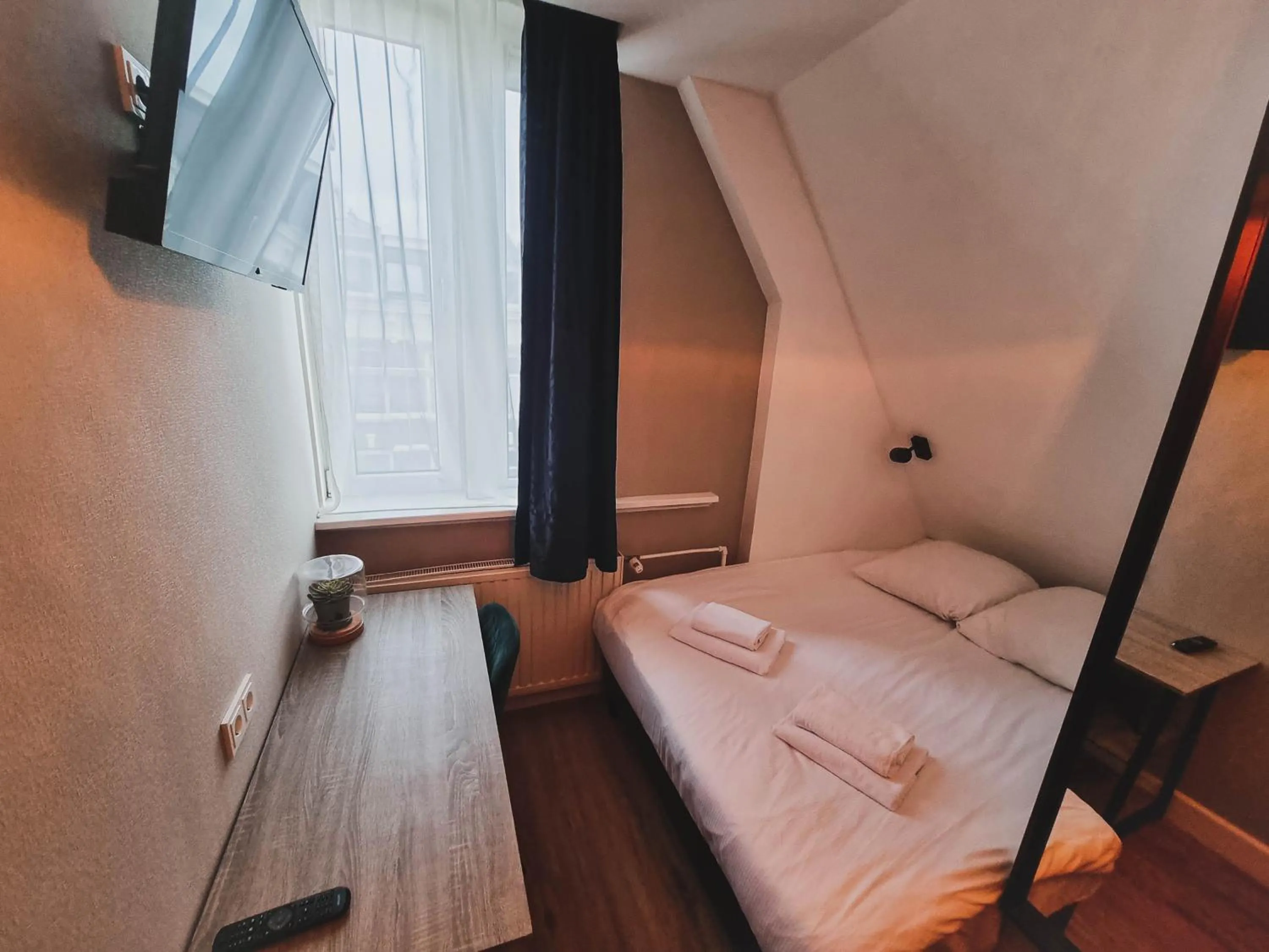 Photo of the whole room, Bed in Hotel Vondel Garden