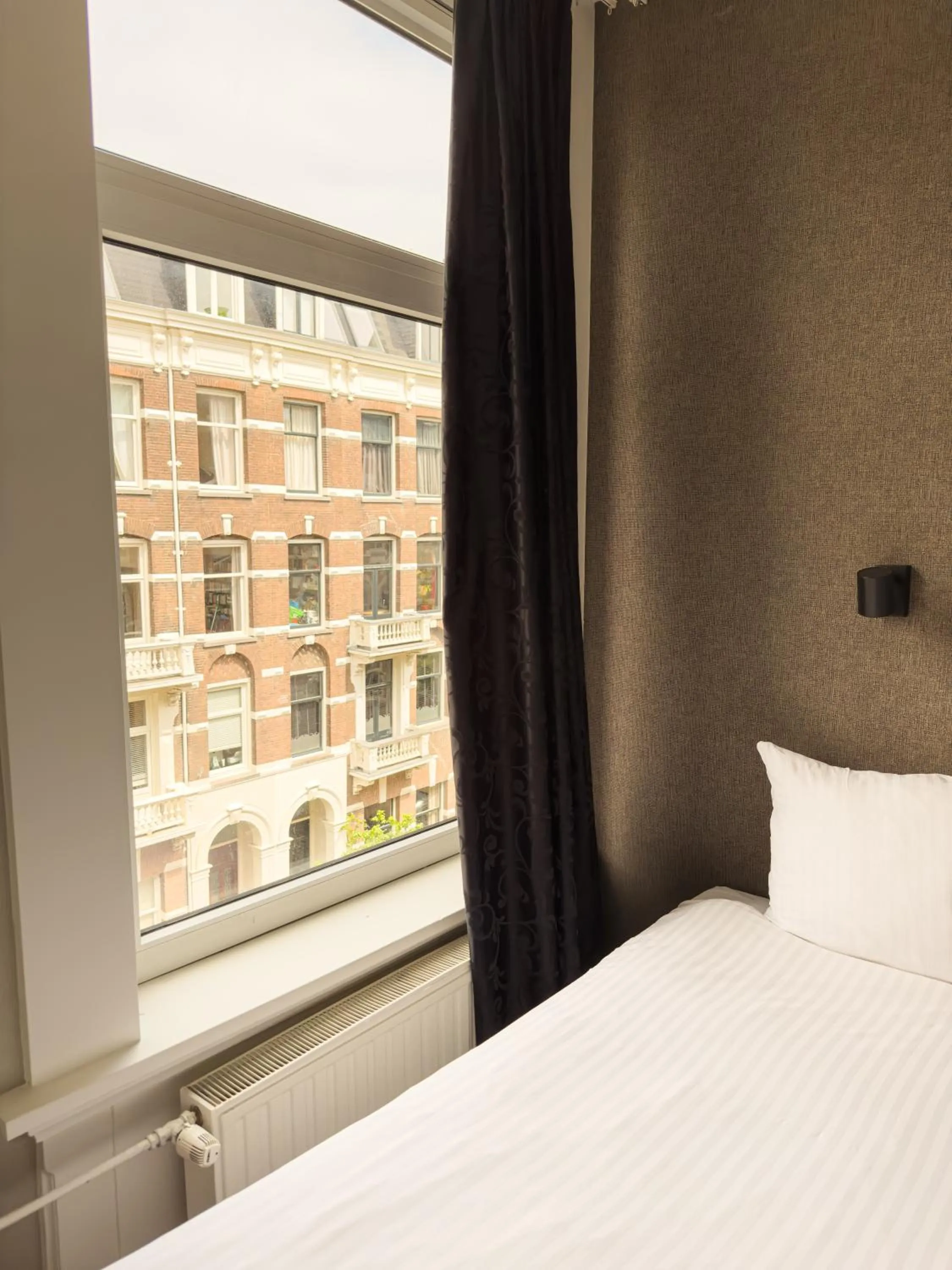 Bed in Hotel Vondel Garden