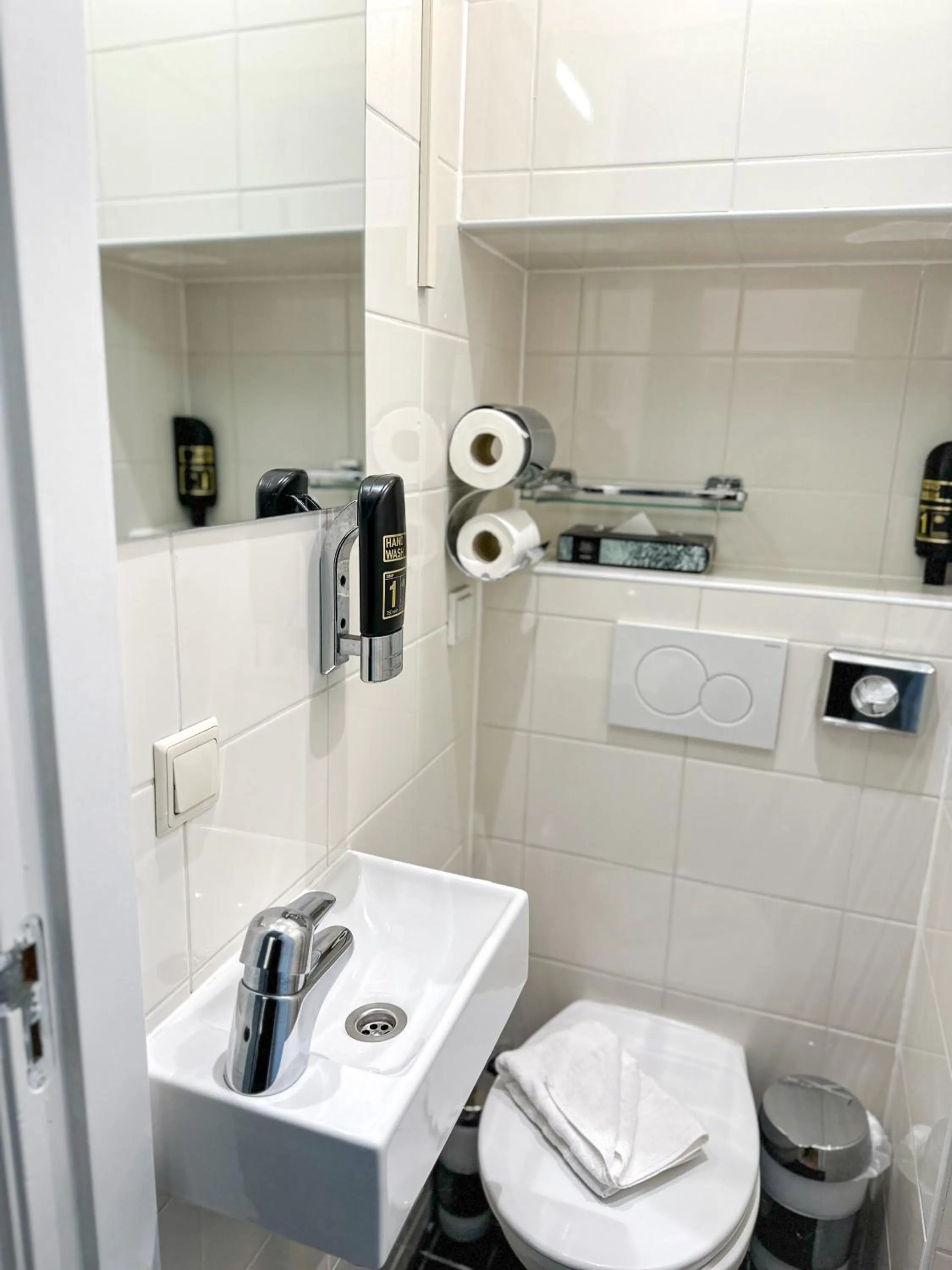 Toilet in Hotel Vondel Garden