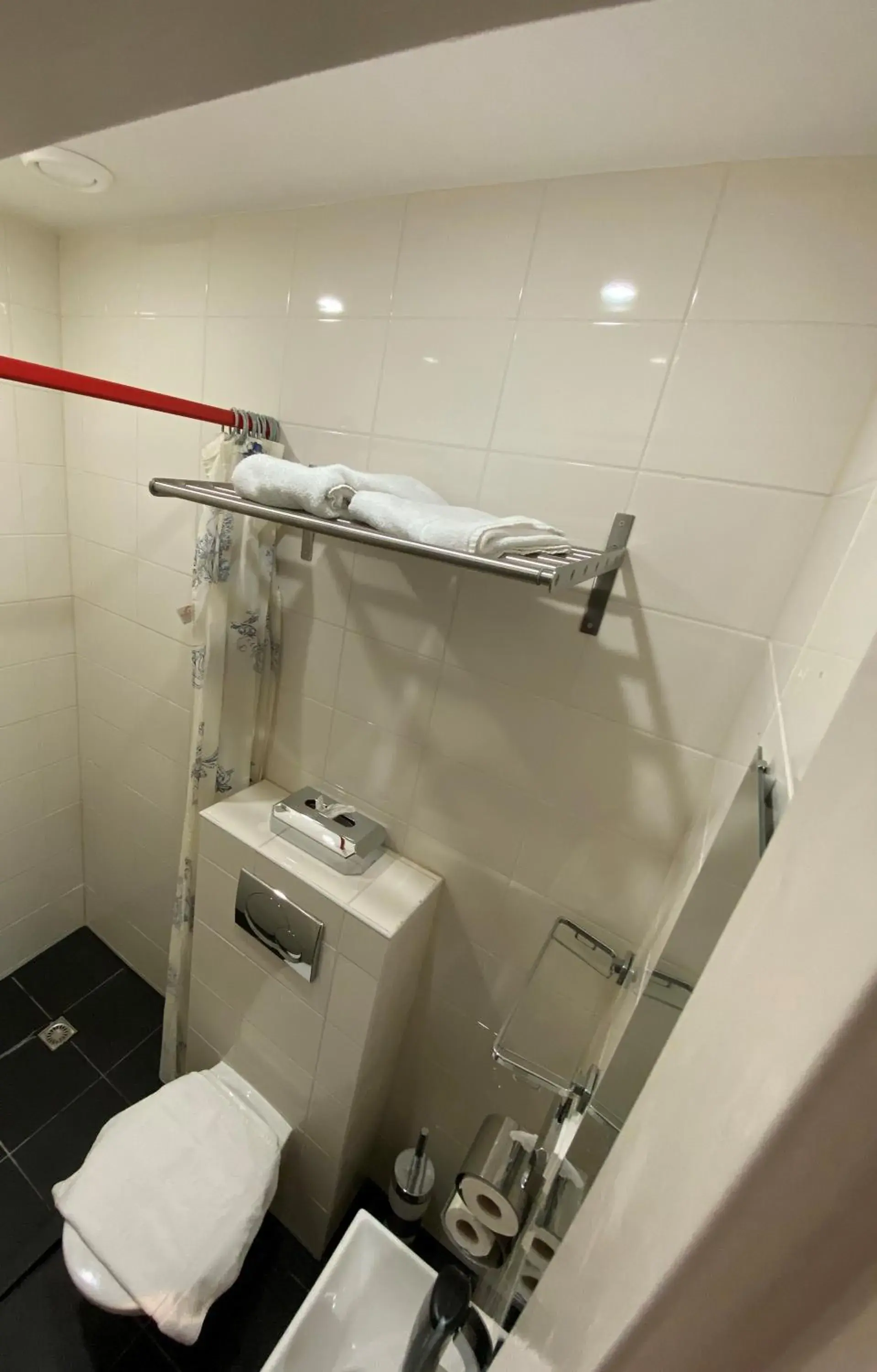 Bathroom in Hotel Vondel Garden Bathroom in Hotel Vondel Garden