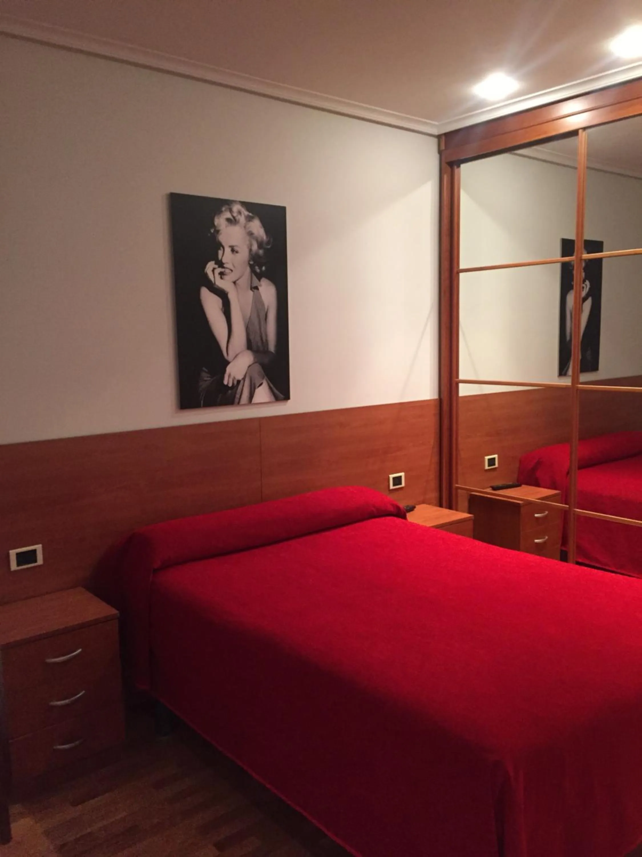Photo of the whole room, Bed in Pension Logroño