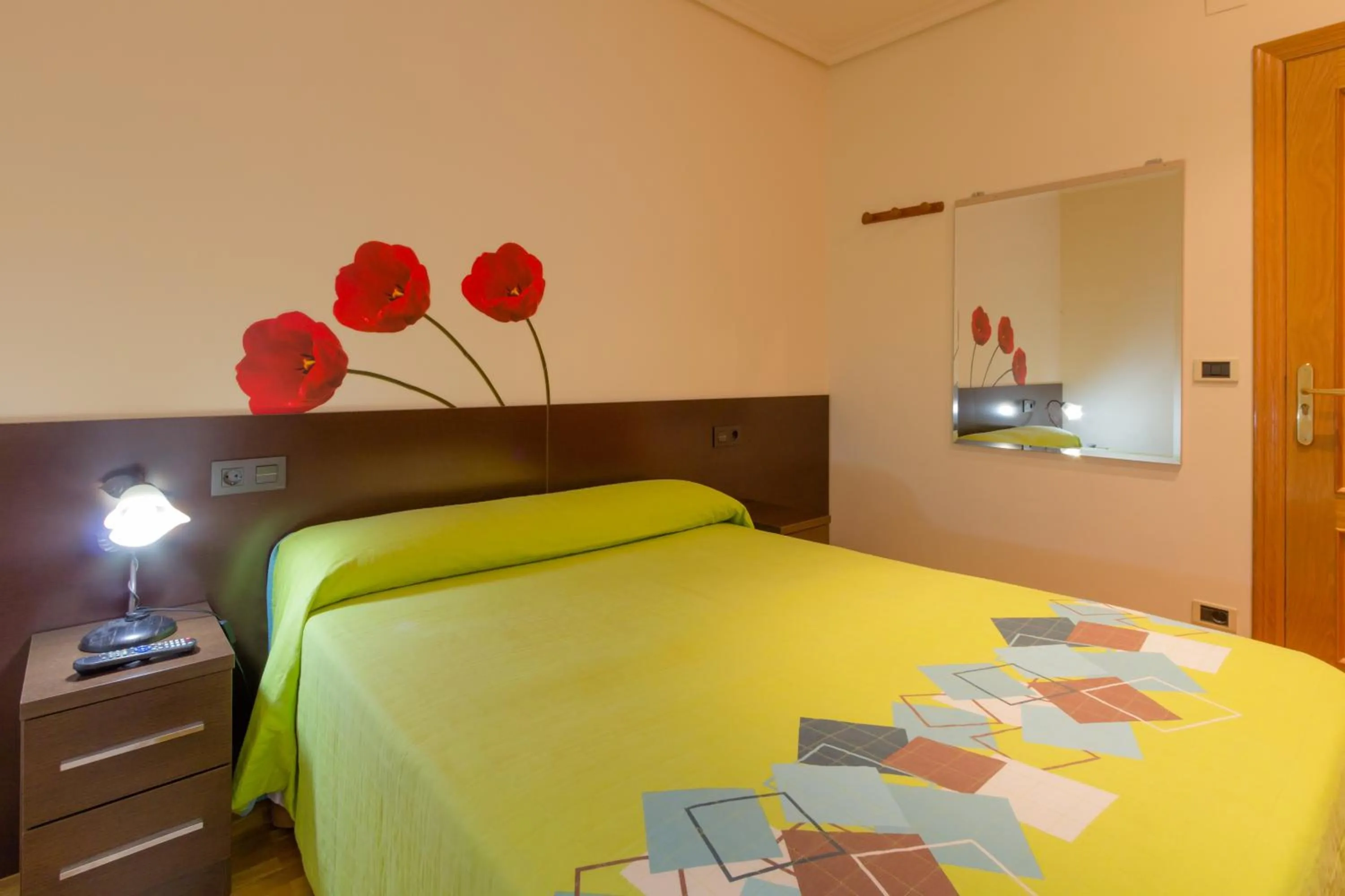 Photo of the whole room, Bed in Pension Logroño