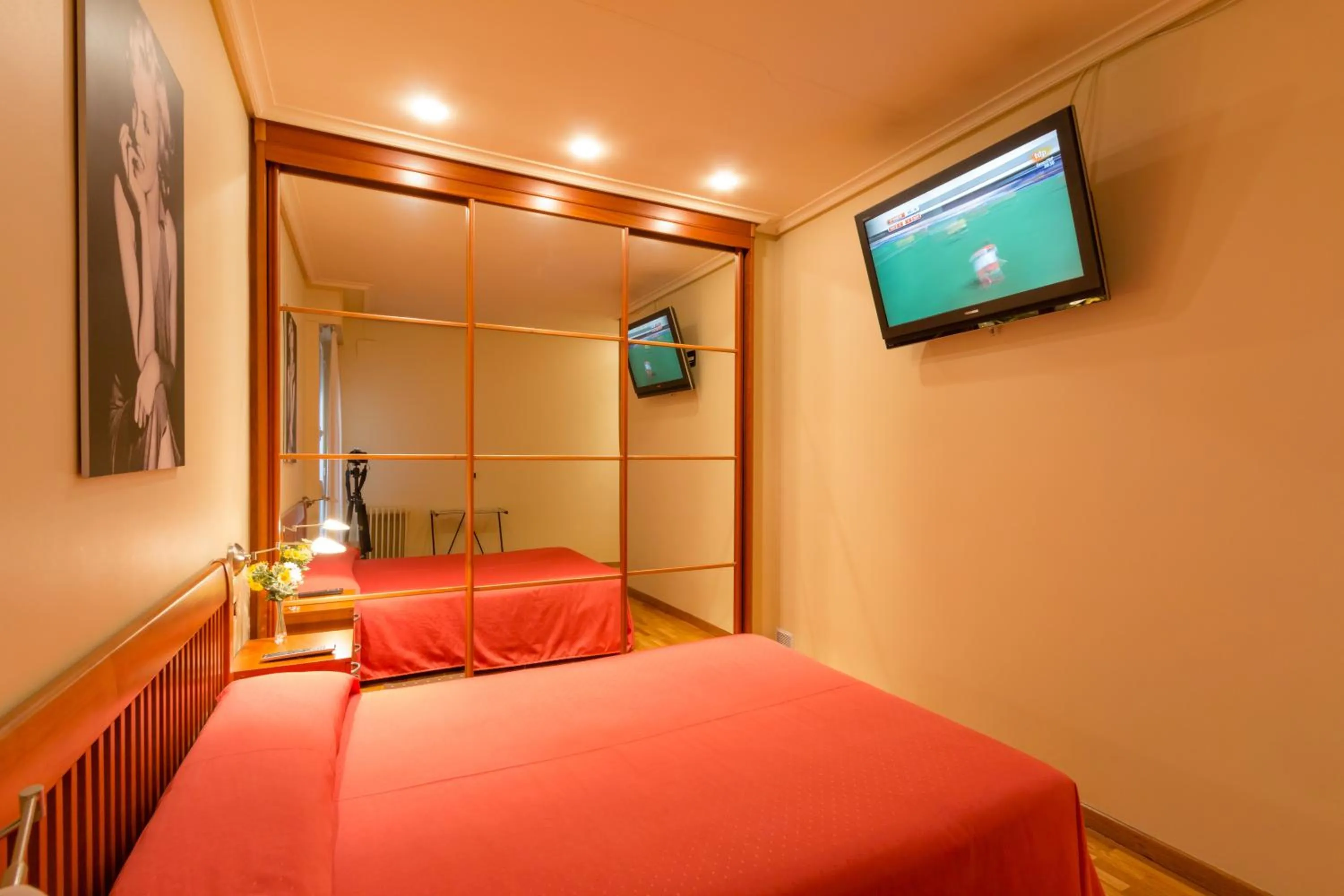 Photo of the whole room, Bed in Pension Logroño