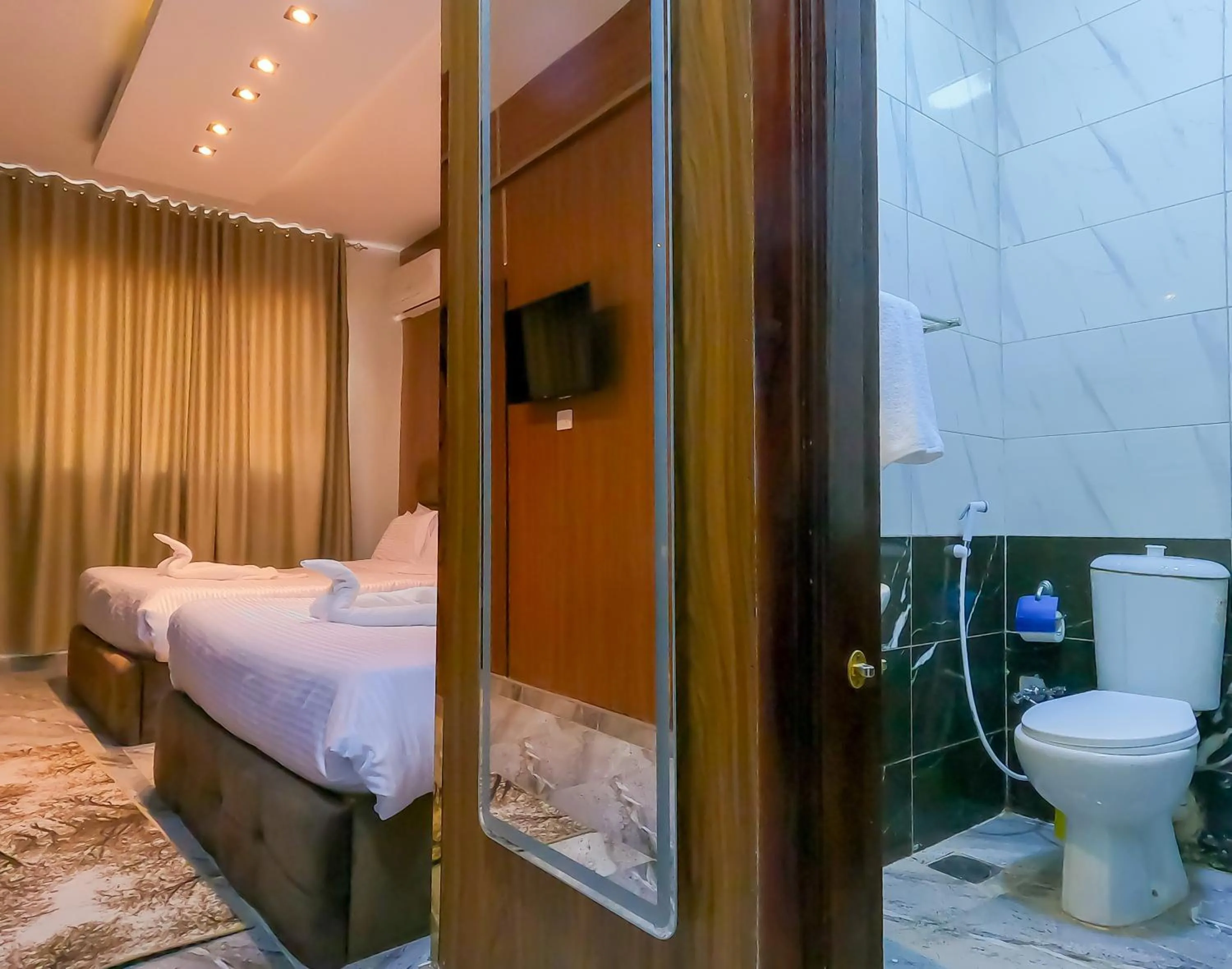 Toilet, Bed in Happy View Inn