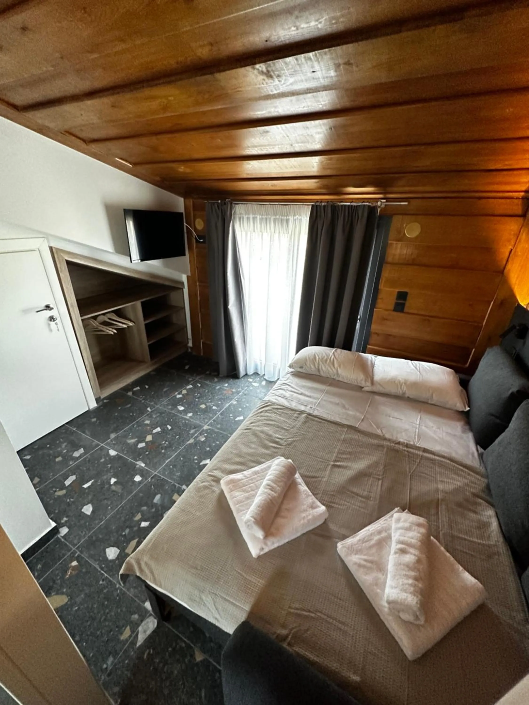 Bedroom, Bed in Lighthouse Apartments