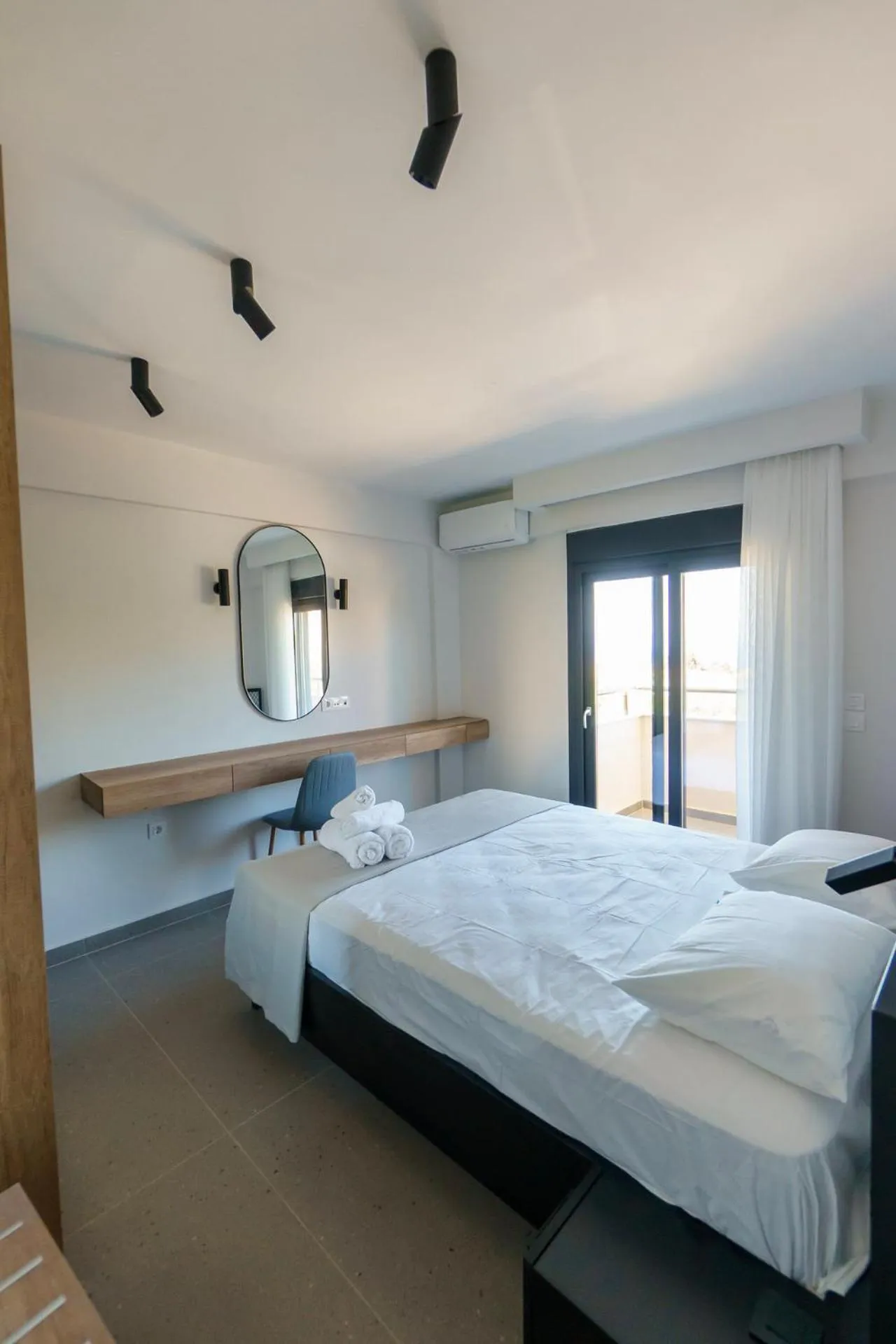 Bedroom, Bed in Lighthouse Apartments