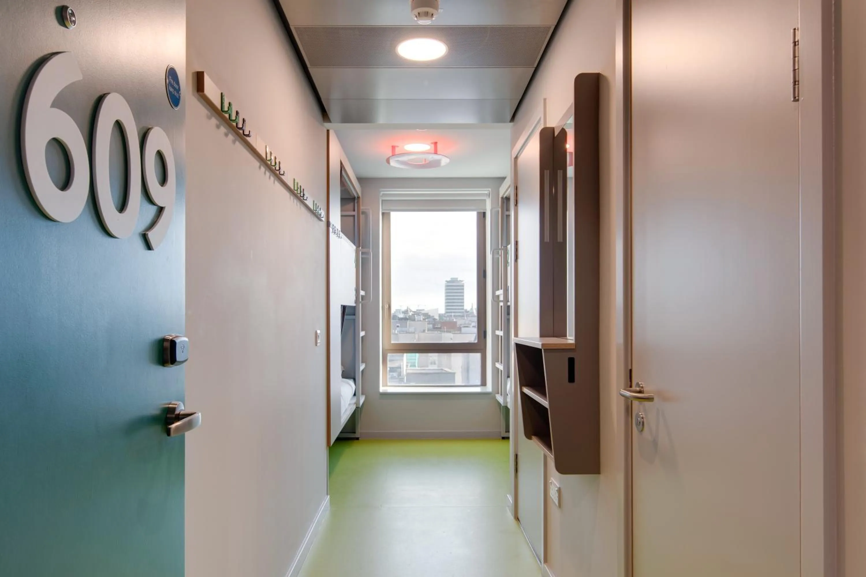 Photo of the whole room in Clink i Lár