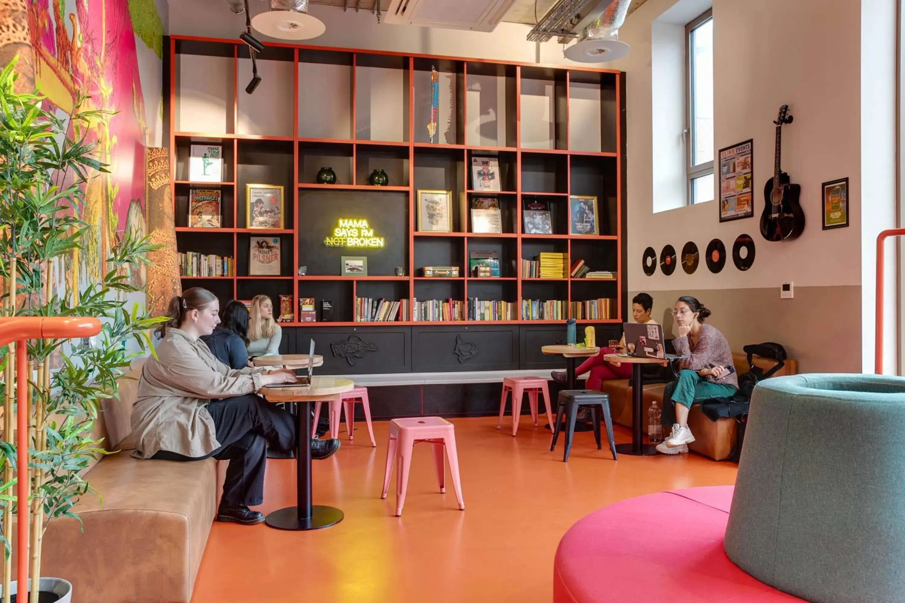 Property building in Clink i Lár Property building in Clink i Lár