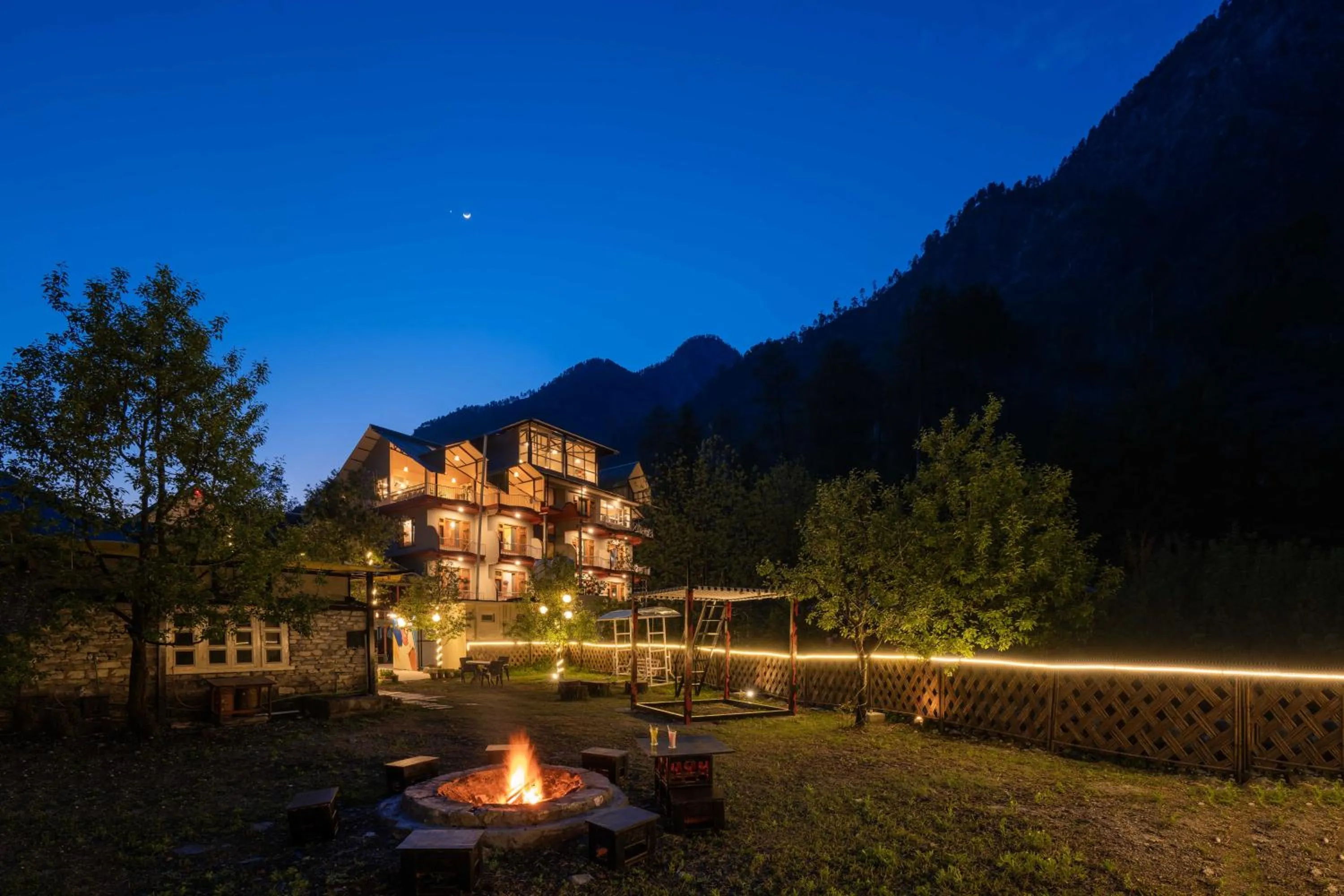 Facade/entrance in Zostel Kasol (Katagla)