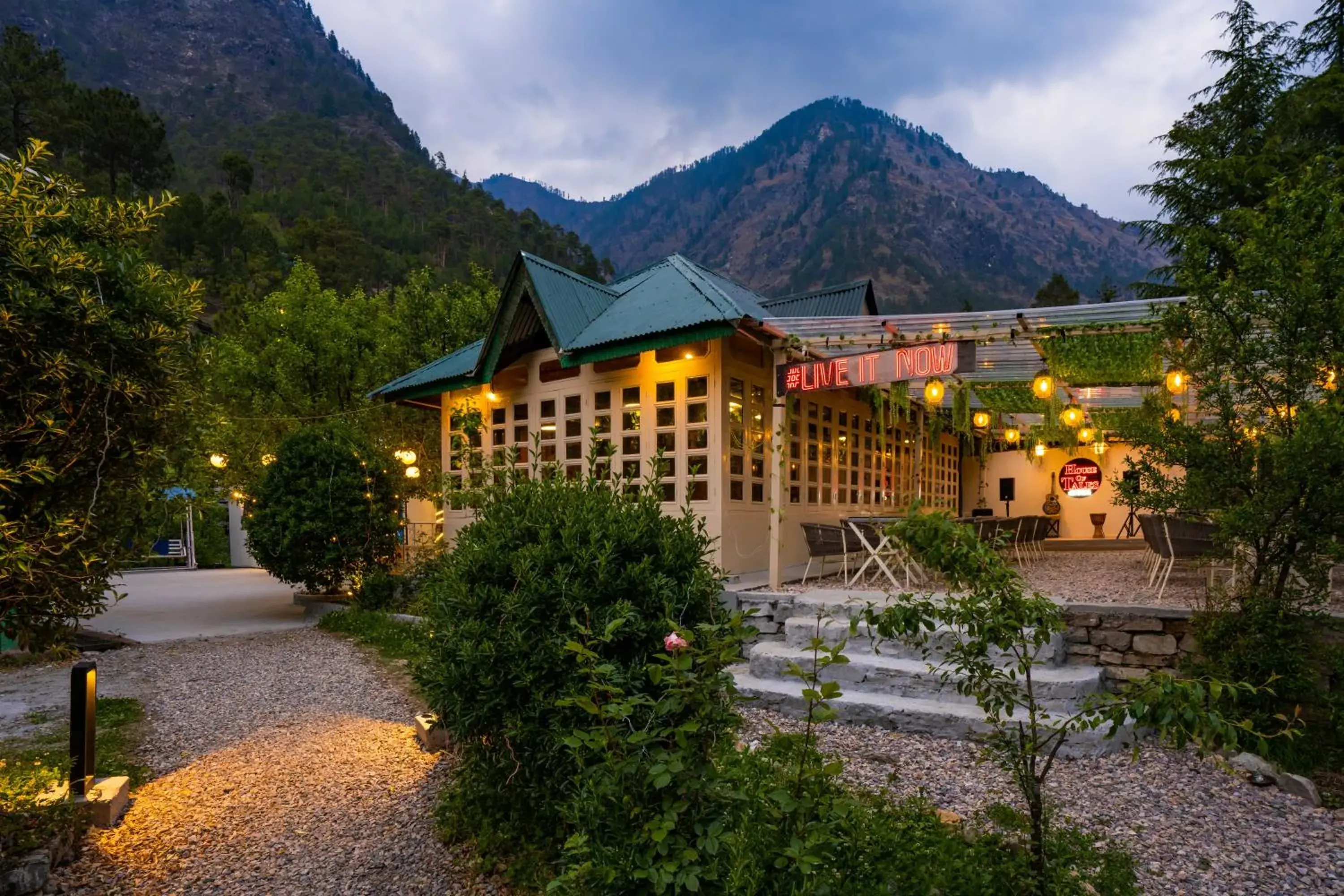 Property building in Zostel Kasol (Katagla) Property building in Zostel Kasol (Katagla)