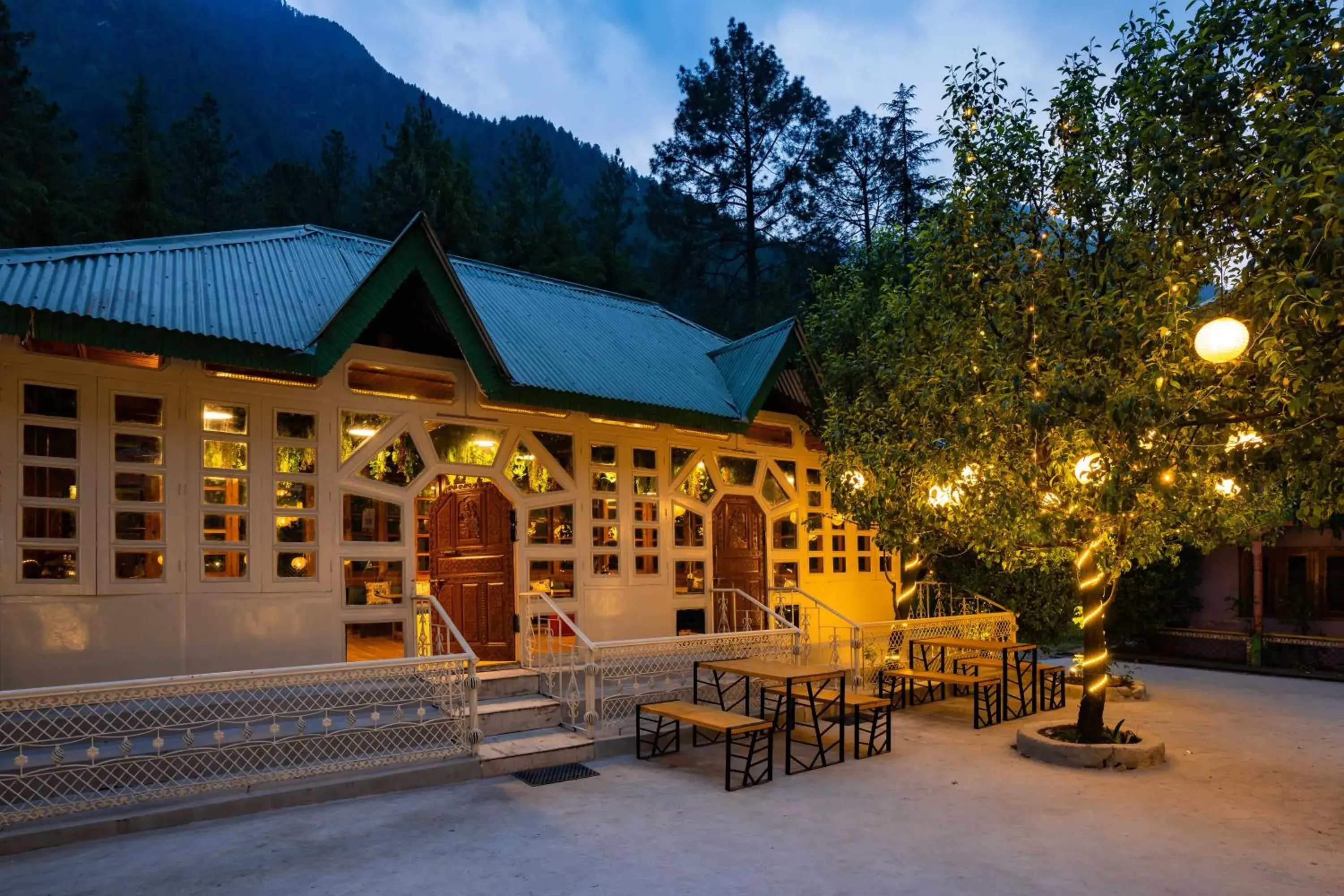 Property building in Zostel Kasol (Katagla) Property building in Zostel Kasol (Katagla)
