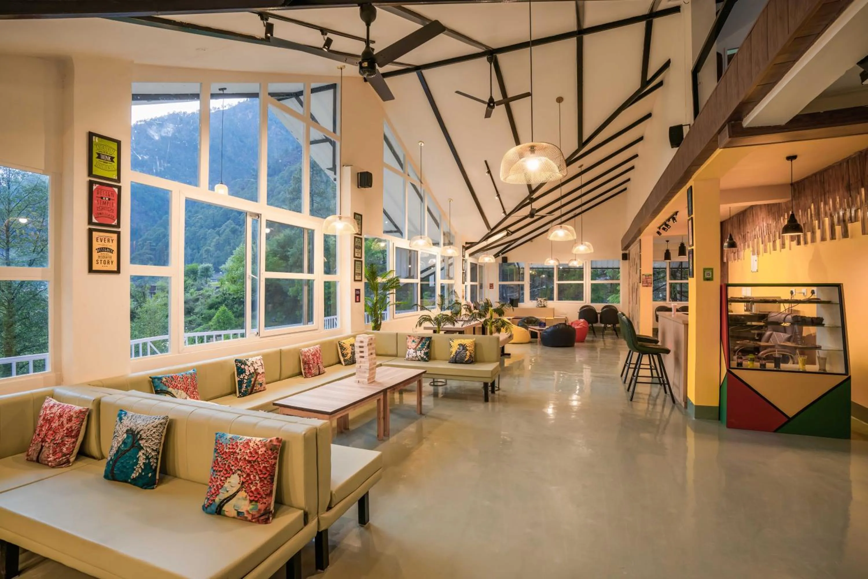 Communal lounge/ TV room in Zostel Kasol (Katagla)