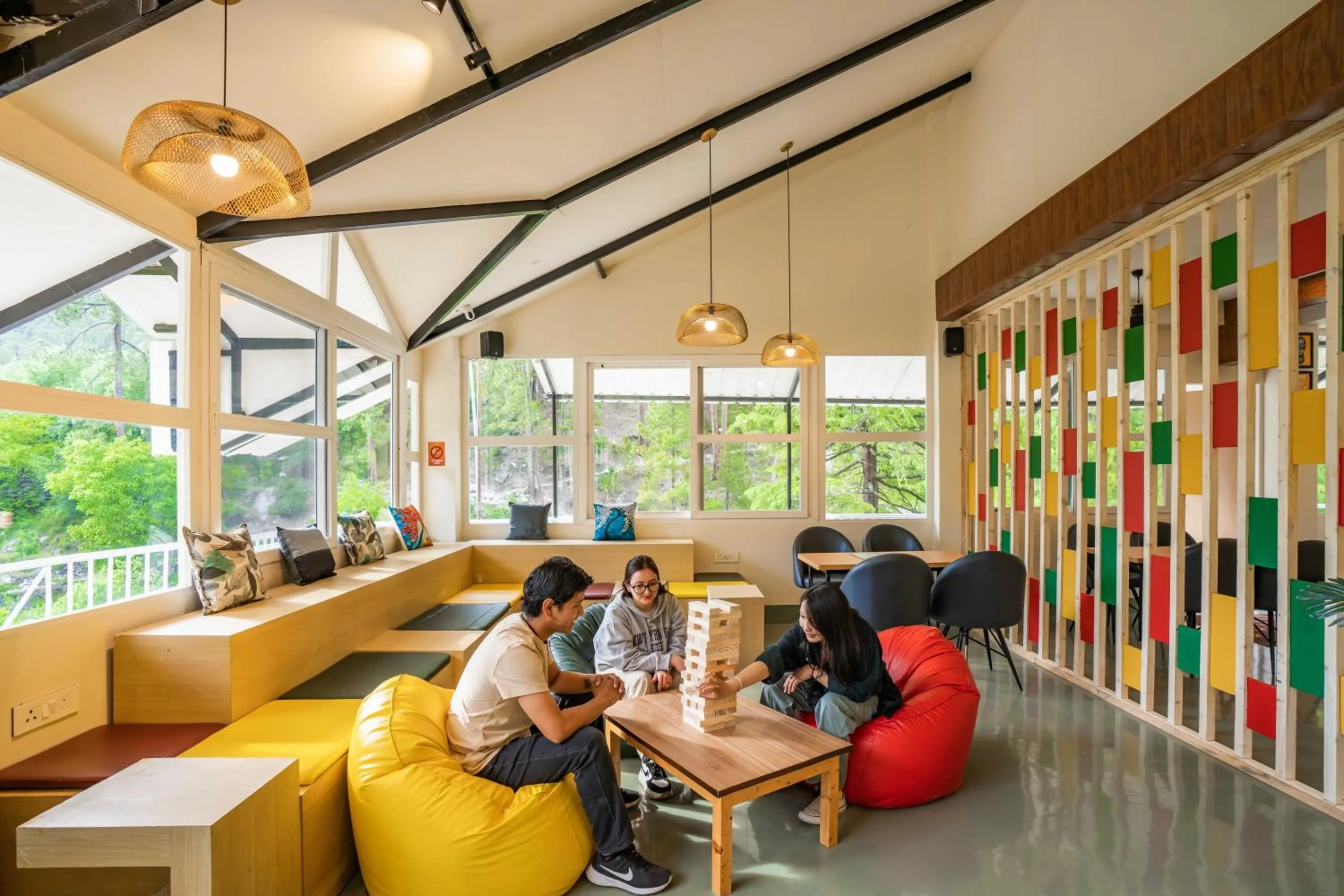 Living room in Zostel Kasol (Katagla)
