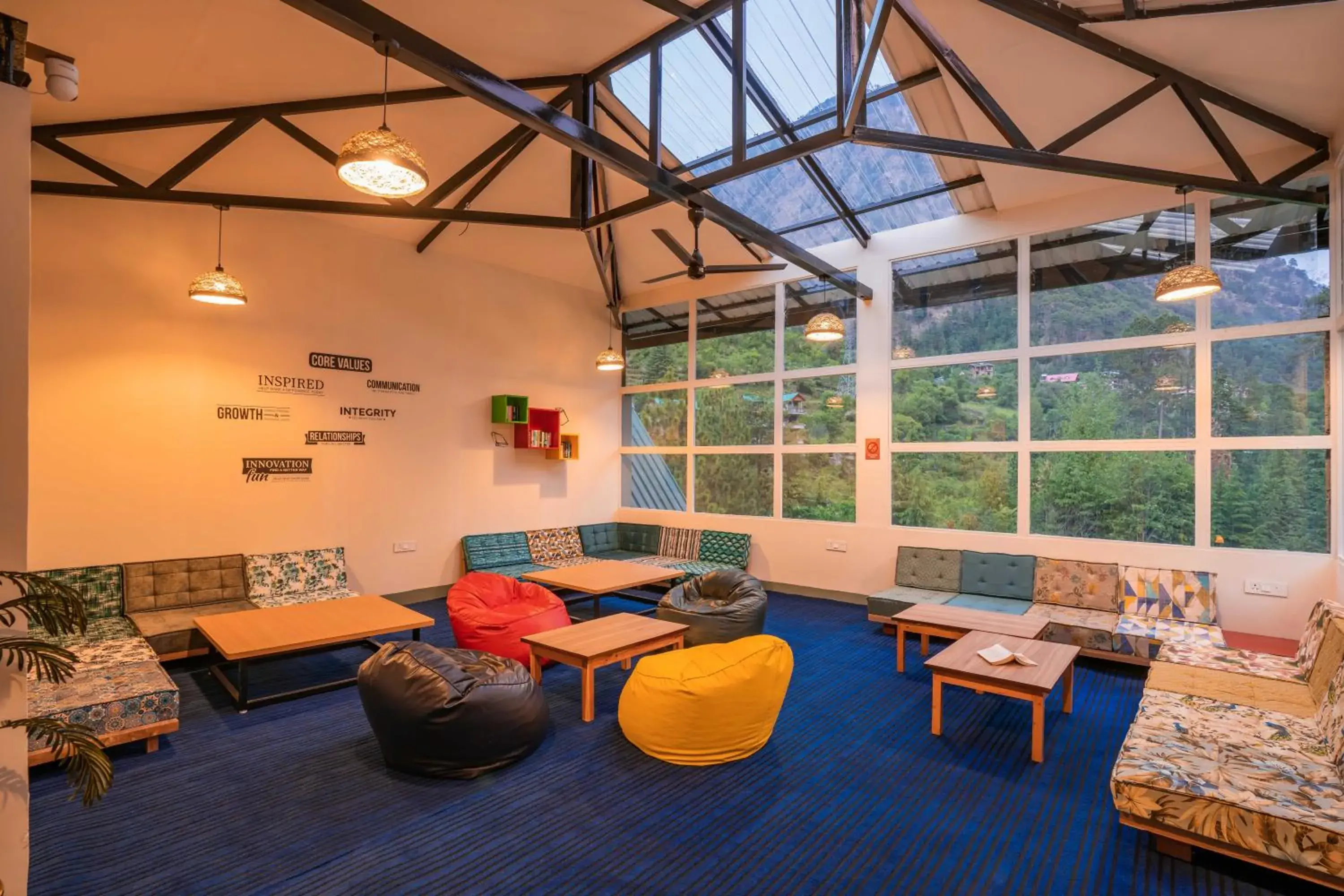 Living room in Zostel Kasol (Katagla) Living room in Zostel Kasol (Katagla)