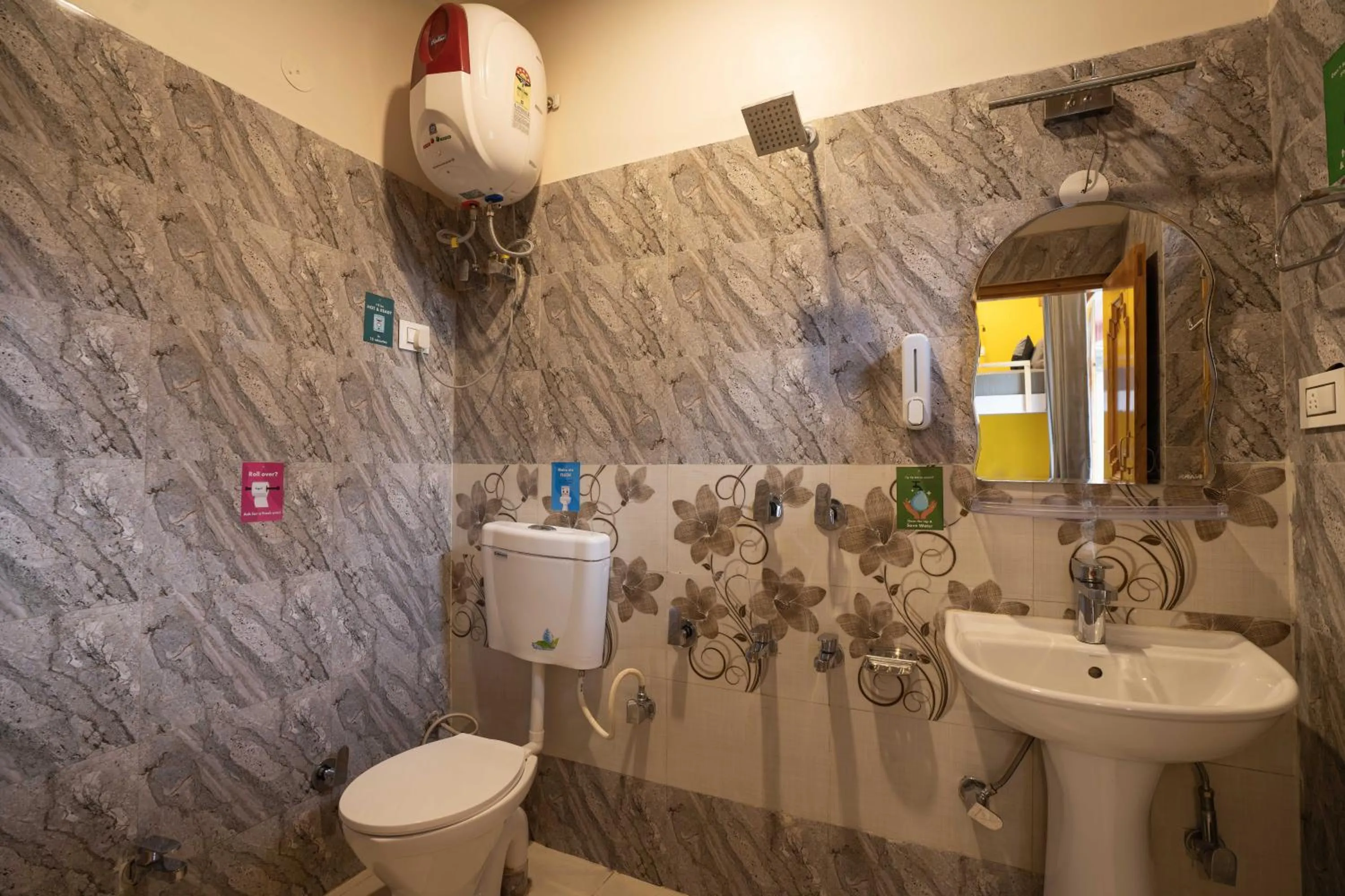 Shower in Zostel Kasol (Katagla)