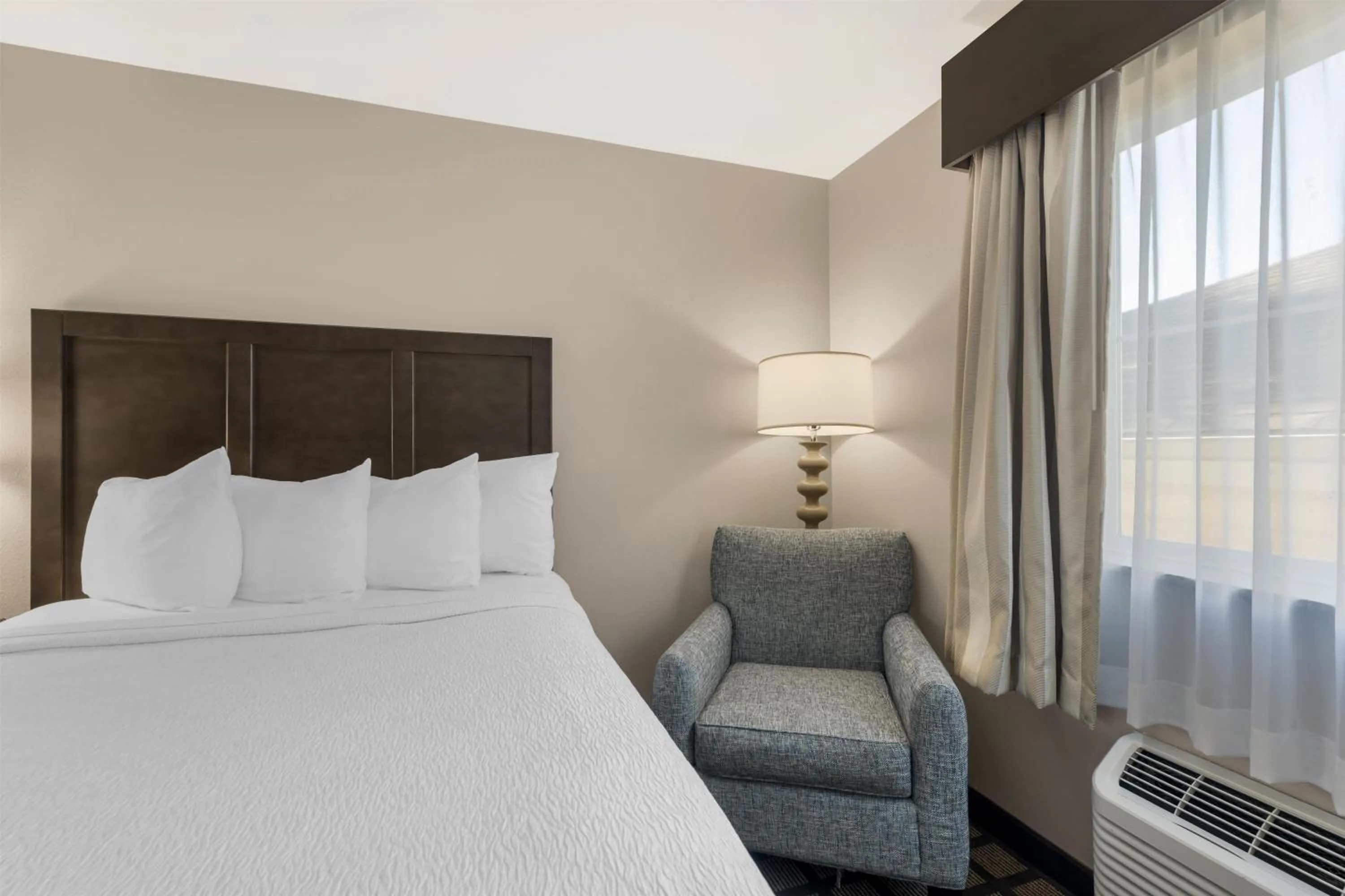 Bedroom, Bed in Best Western North Bryant Inn