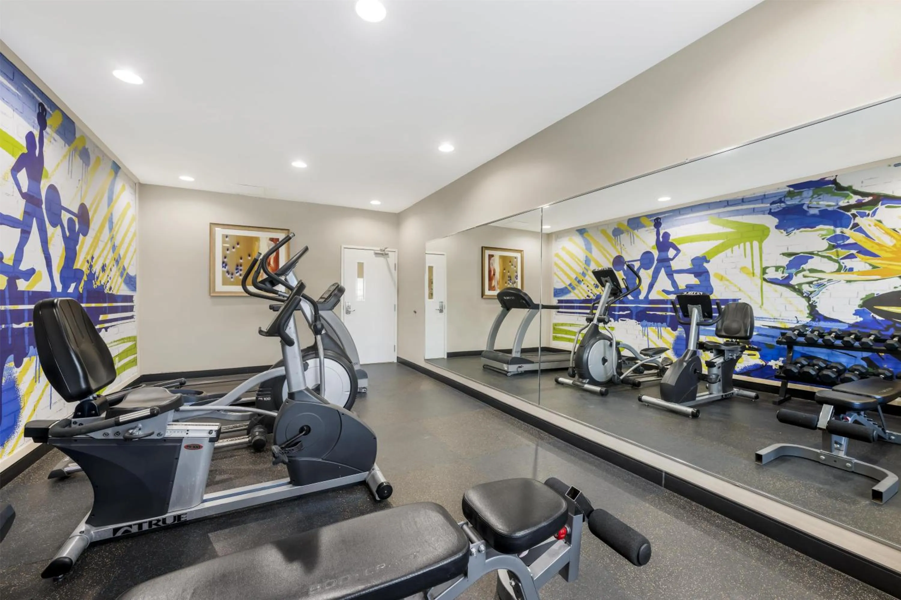 Fitness centre/facilities in Best Western North Bryant Inn