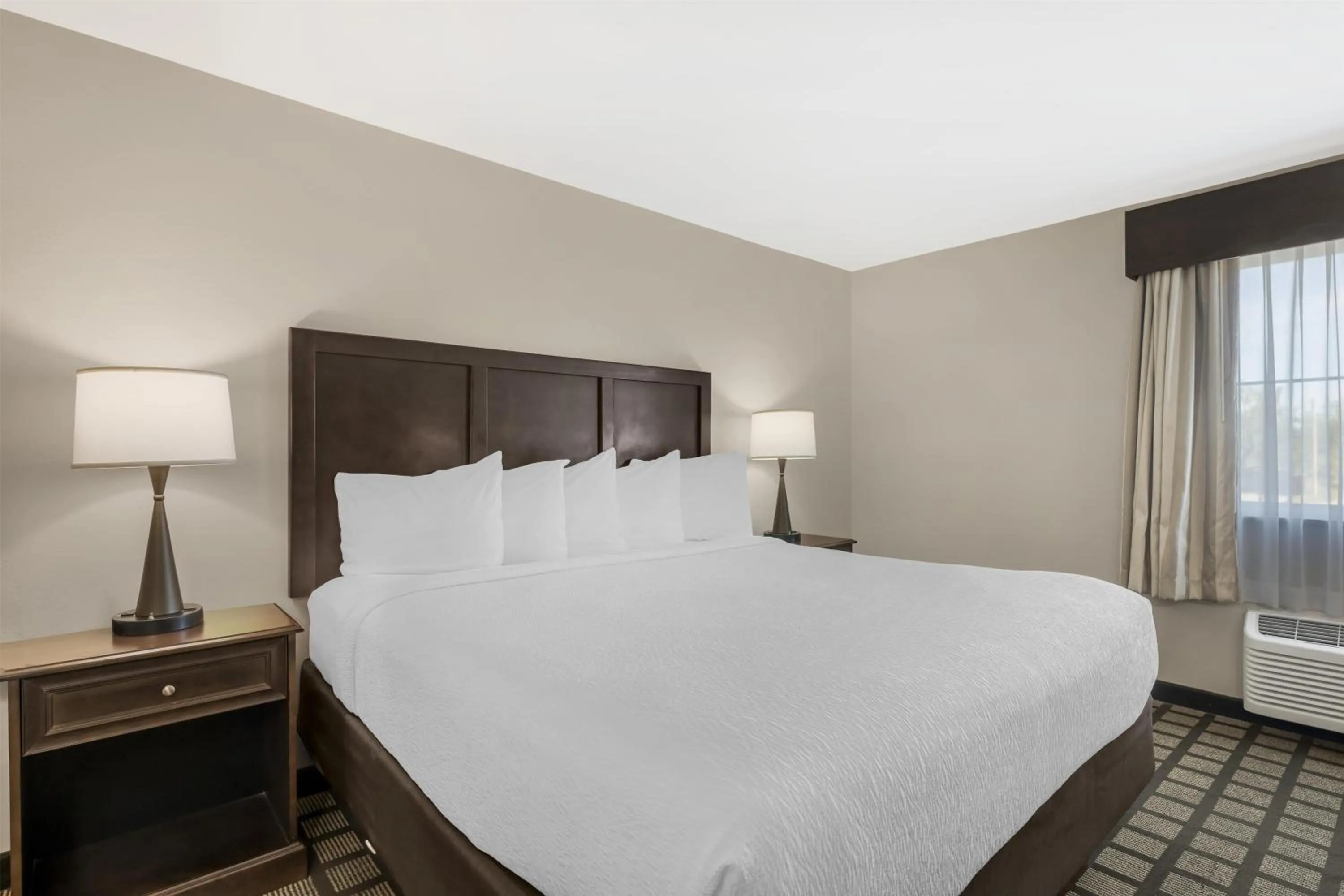 Bedroom, Bed in Best Western North Bryant Inn