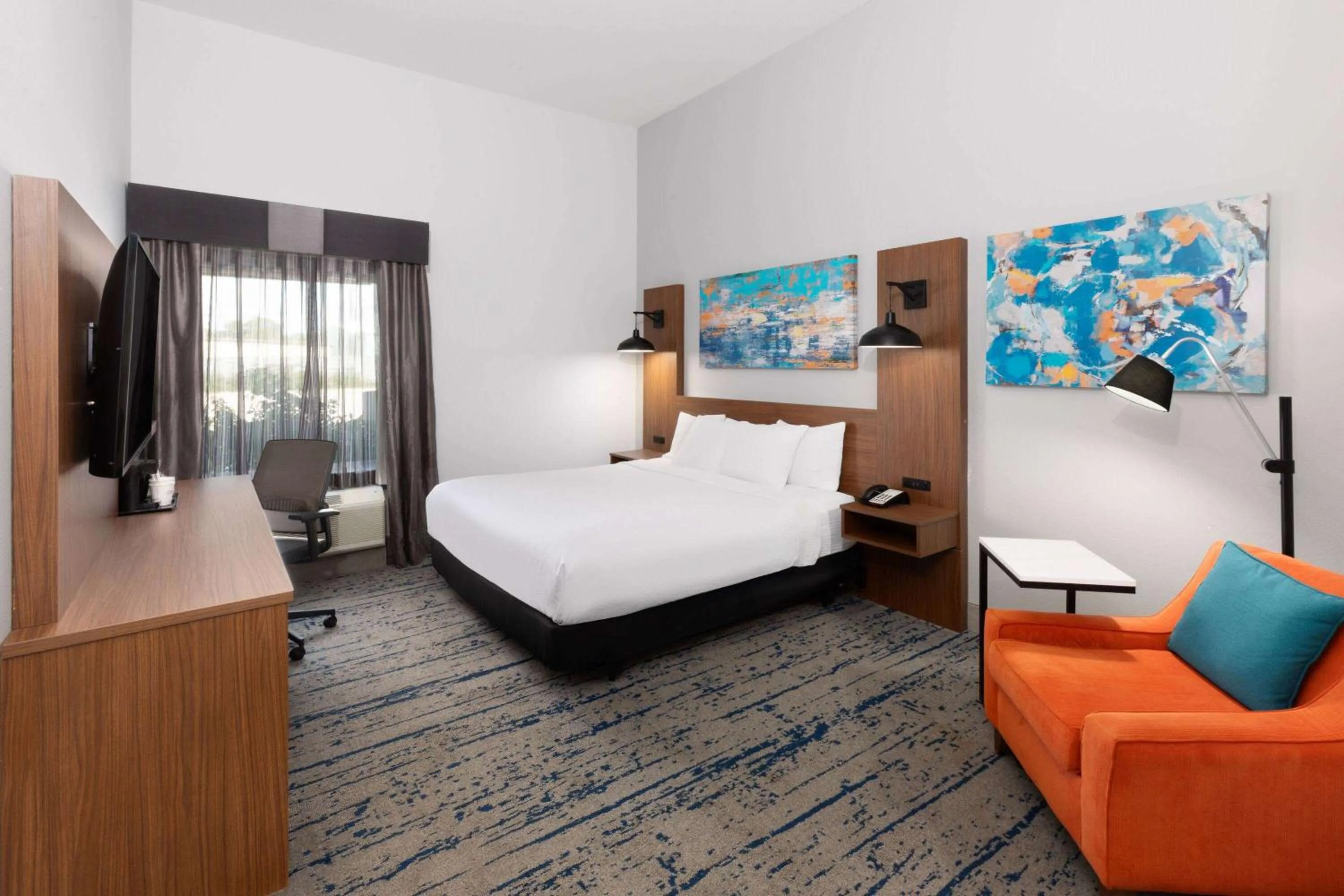 Photo of the whole room, Bed in La Quinta by Wyndham Rockport - Fulton