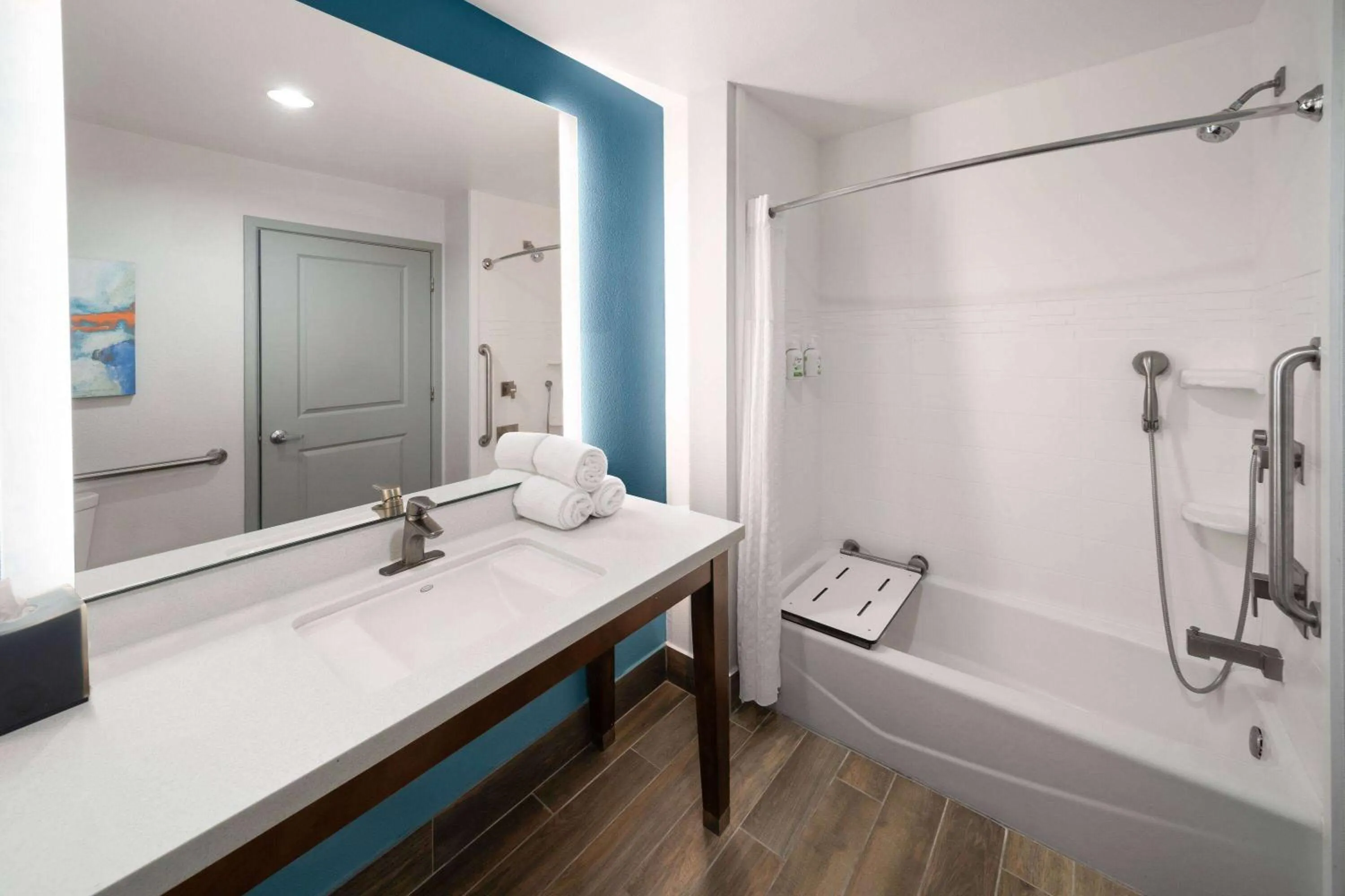 Bathroom in La Quinta by Wyndham Rockport - Fulton