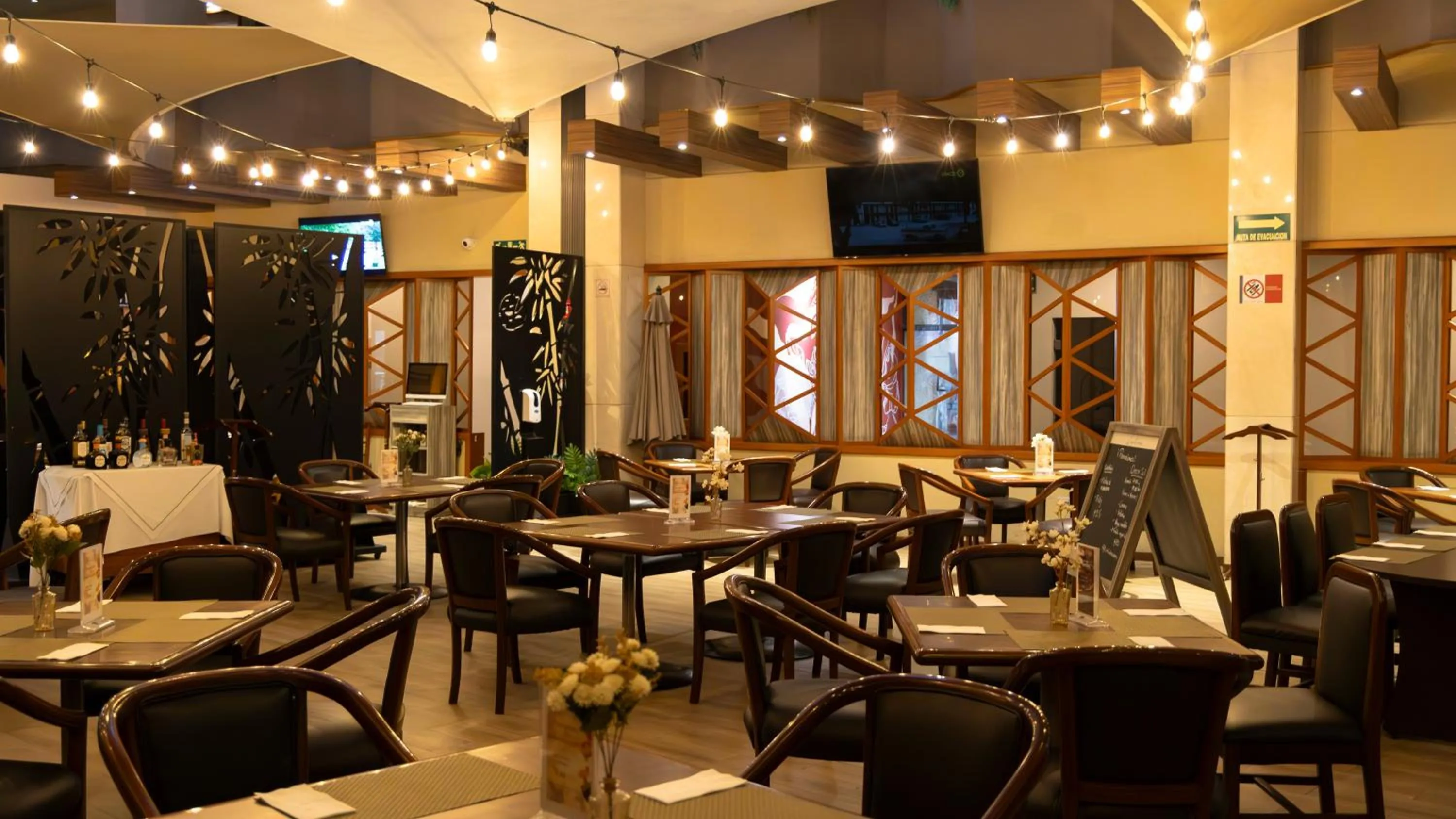 Restaurant/places to eat in Hotel Abastos Plaza