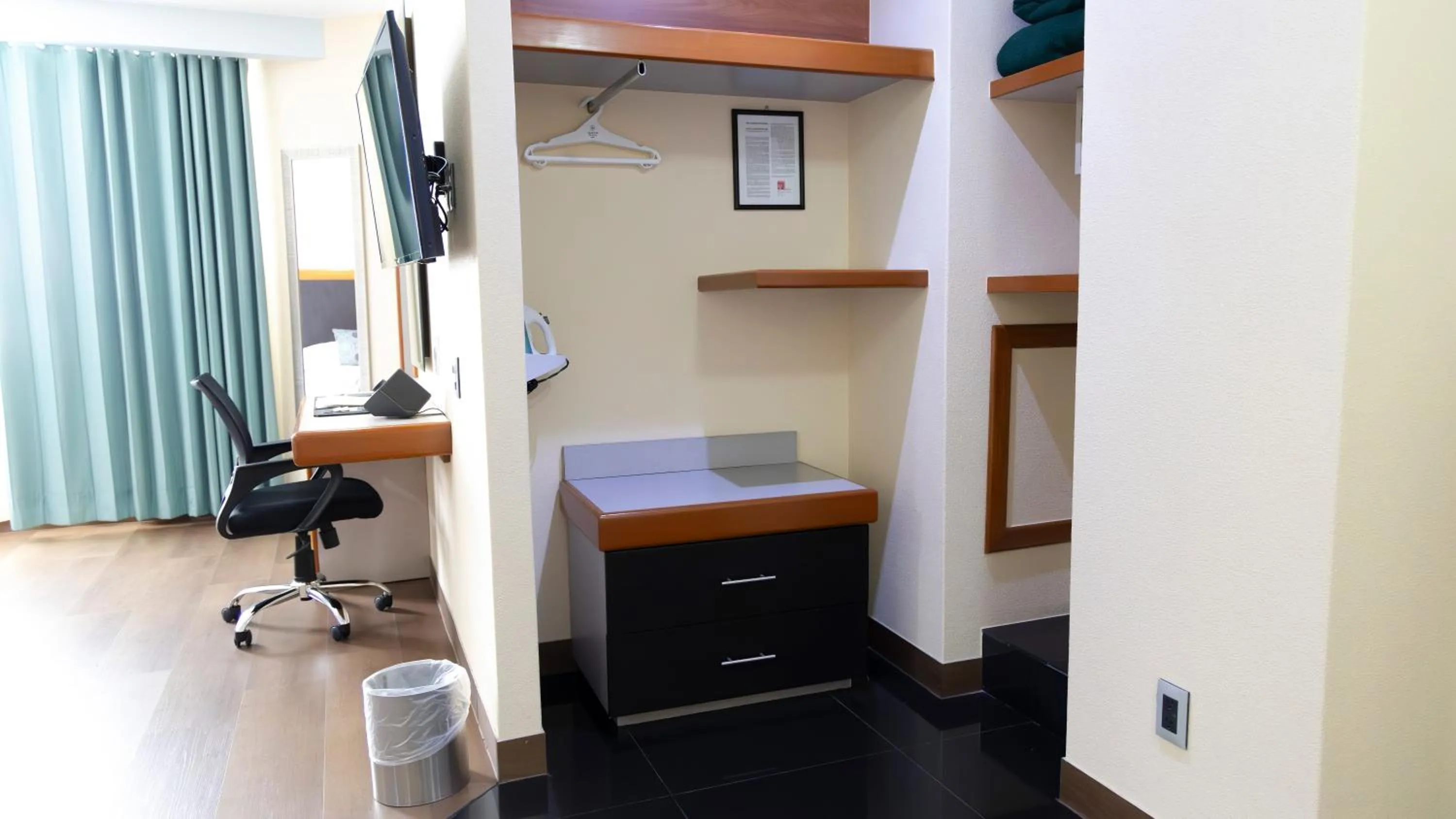 Photo of the whole room in Hotel Abastos Plaza