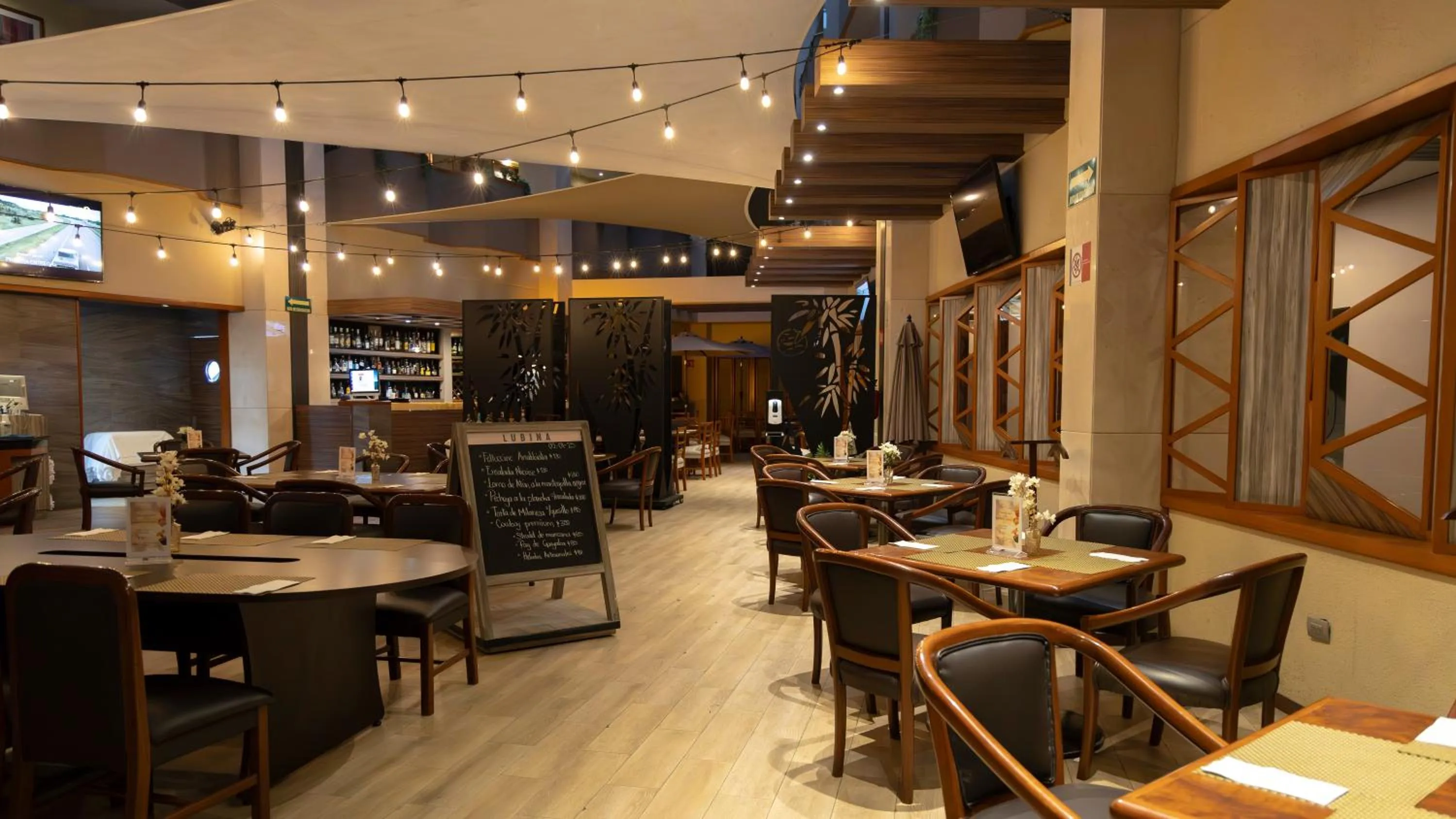 Restaurant/places to eat in Hotel Abastos Plaza