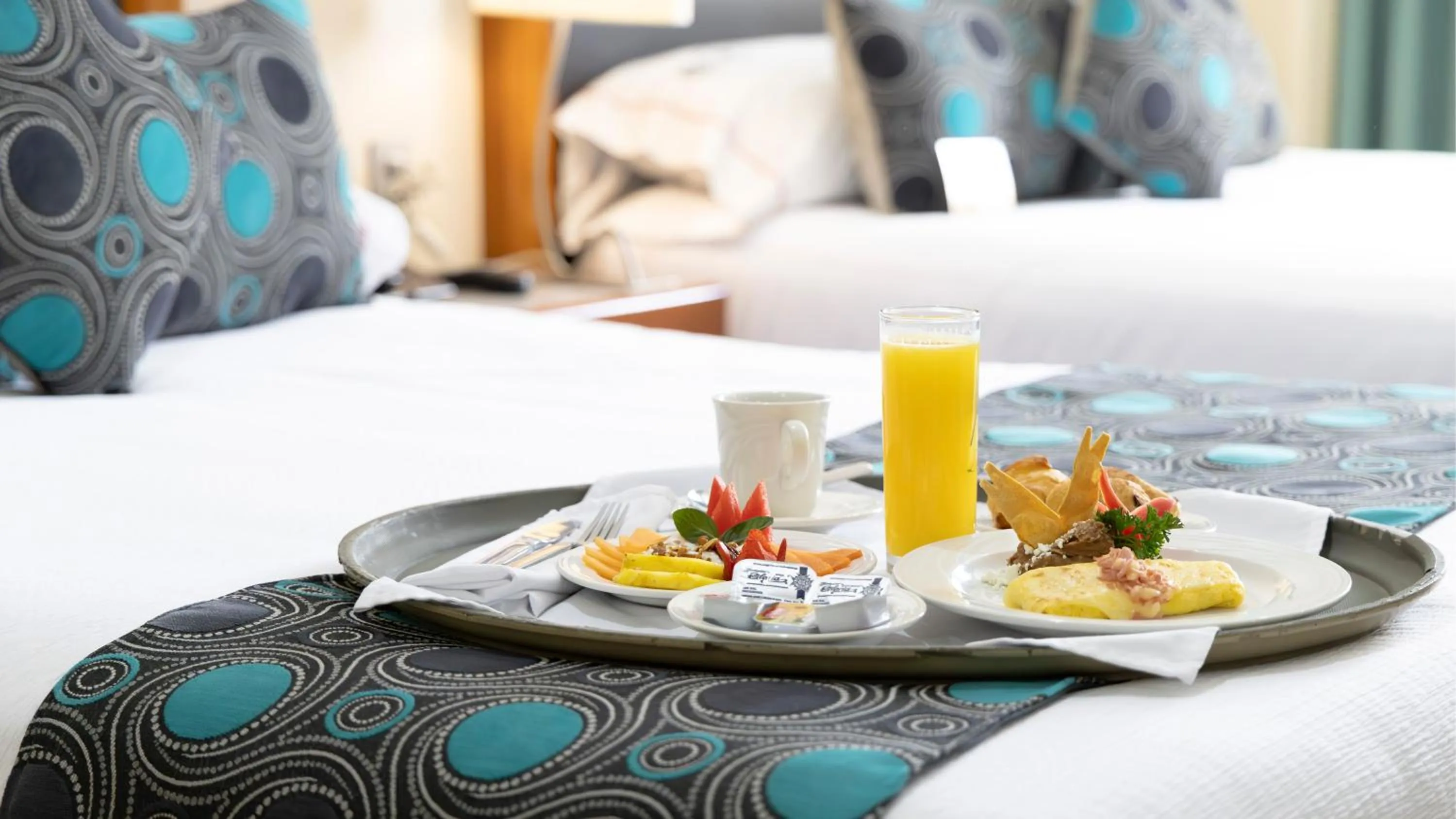 Breakfast, Bed in Hotel Abastos Plaza