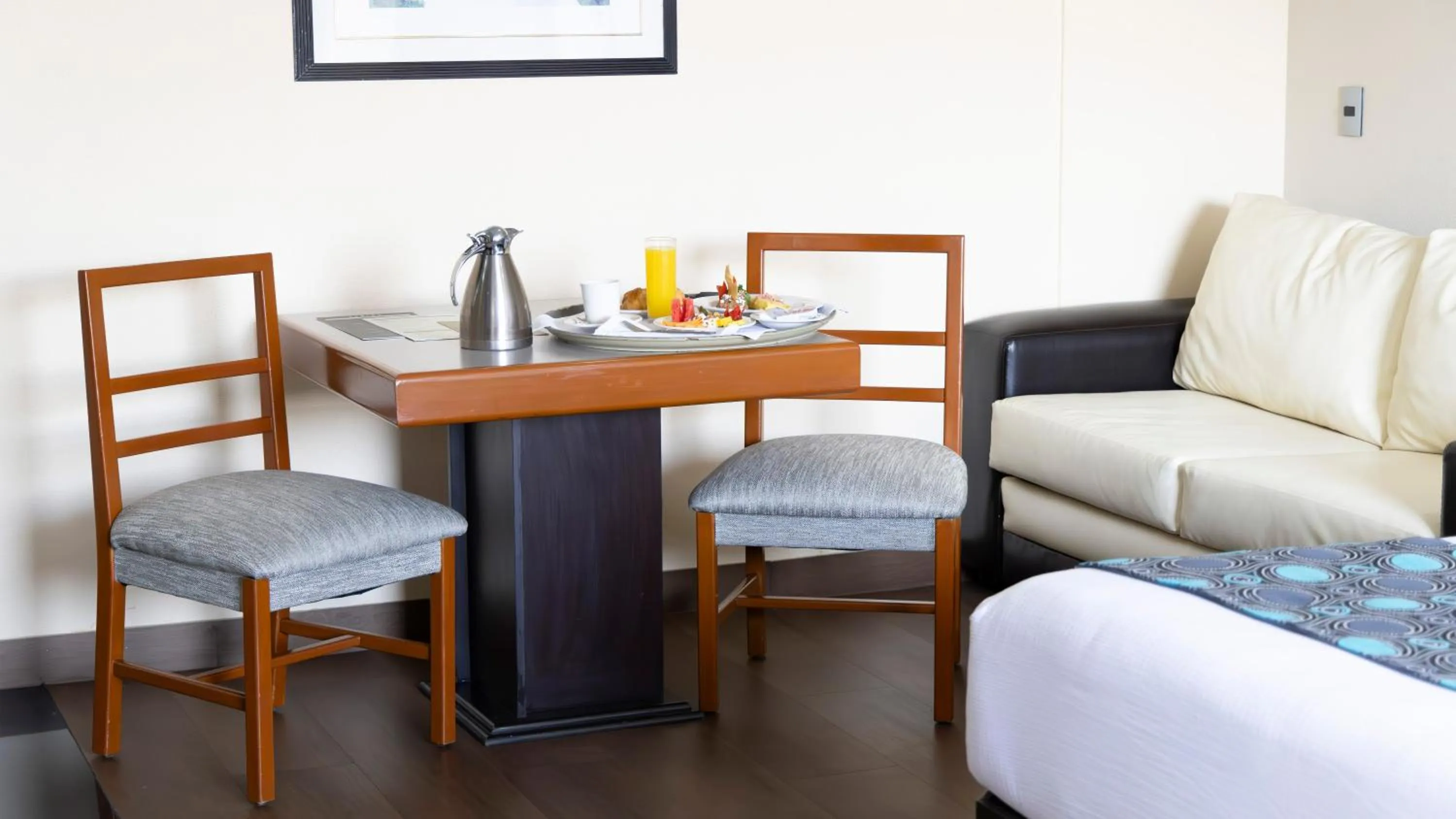 Photo of the whole room in Hotel Abastos Plaza