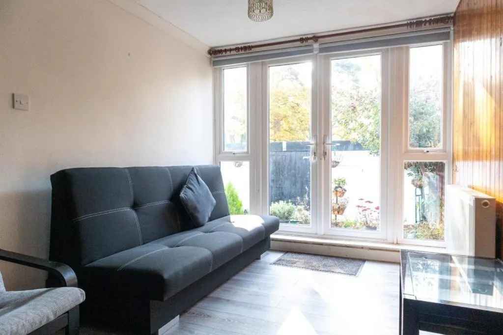 4 Bedroom-Southampton-Sleeps 6- Garden