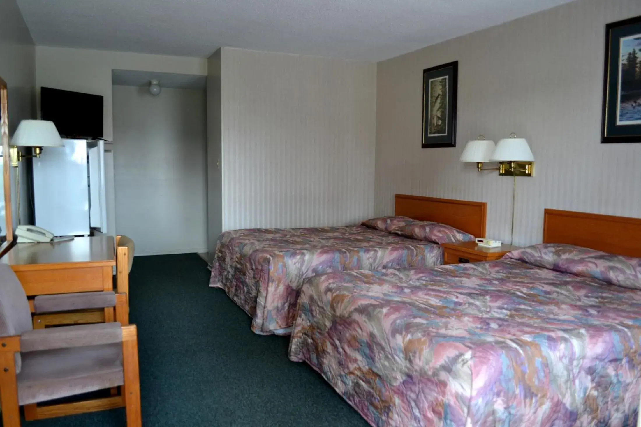 Queen Room with Two Queen Beds in Lighthouse Motel Queen Room with Two Queen Beds in Lighthouse Motel