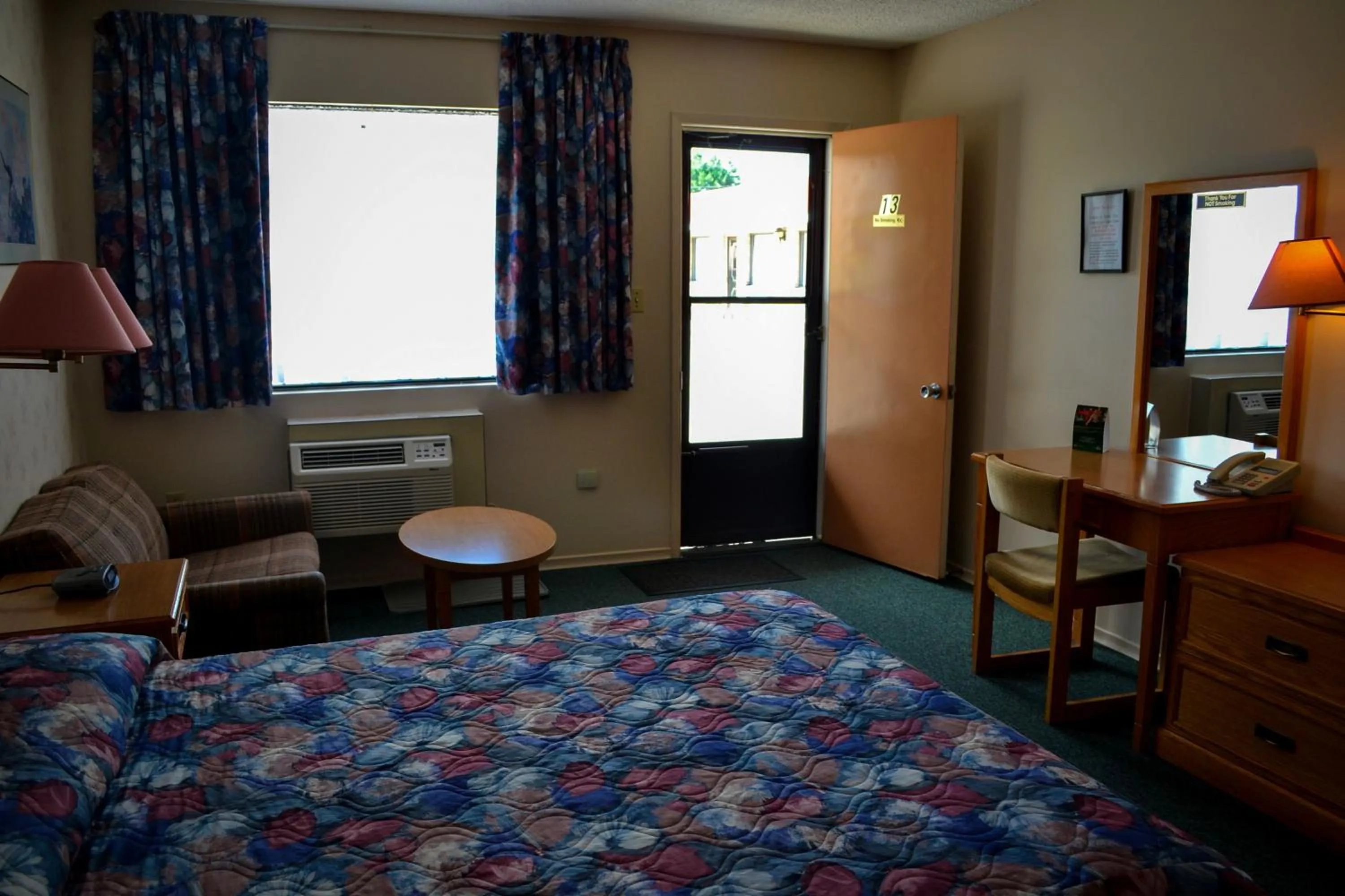 Photo of the whole room, Bed in Lighthouse Motel